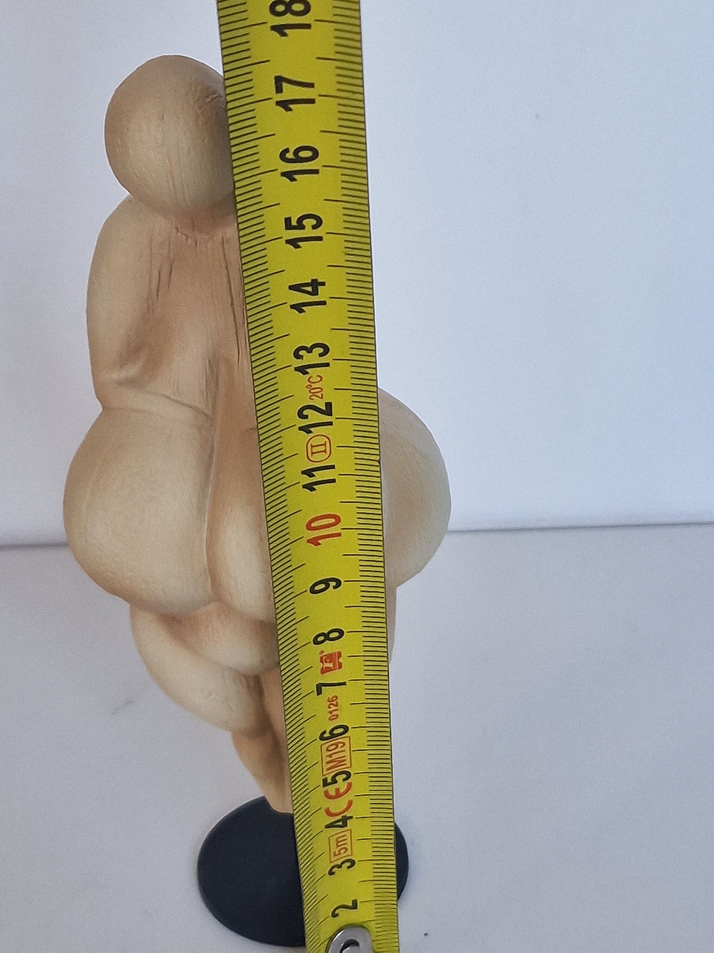 Venus van Lespugue,  Dit item is een identieke museumreproductie mouseion vervaardigd