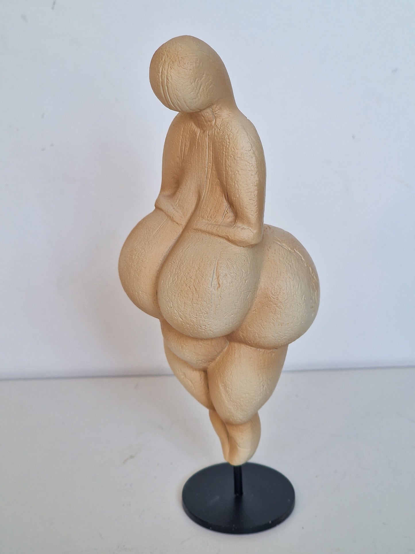 Venus van Lespugue,  Dit item is een identieke museumreproductie mouseion vervaardigd