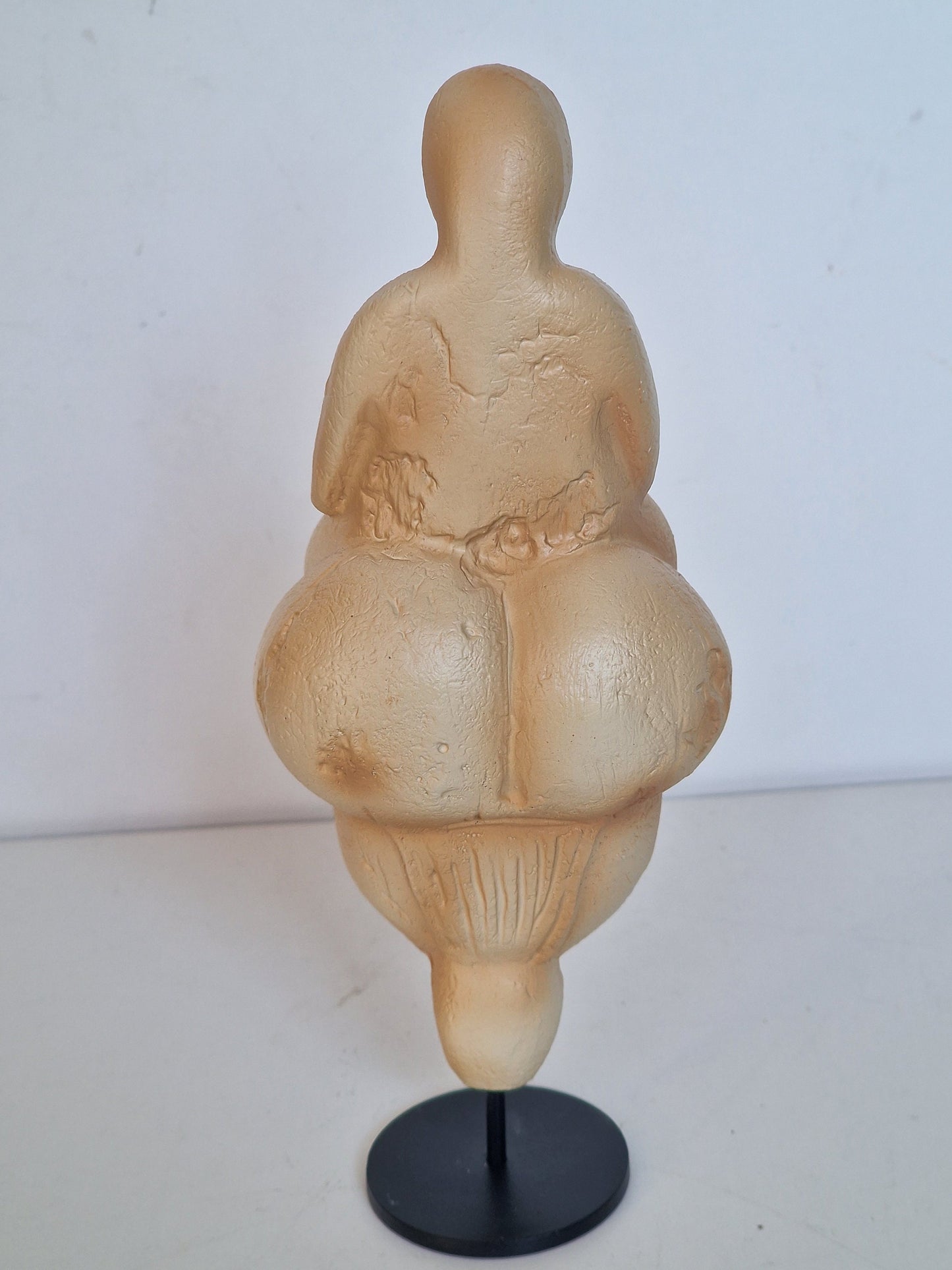Venus van Lespugue,  Dit item is een identieke museumreproductie mouseion vervaardigd