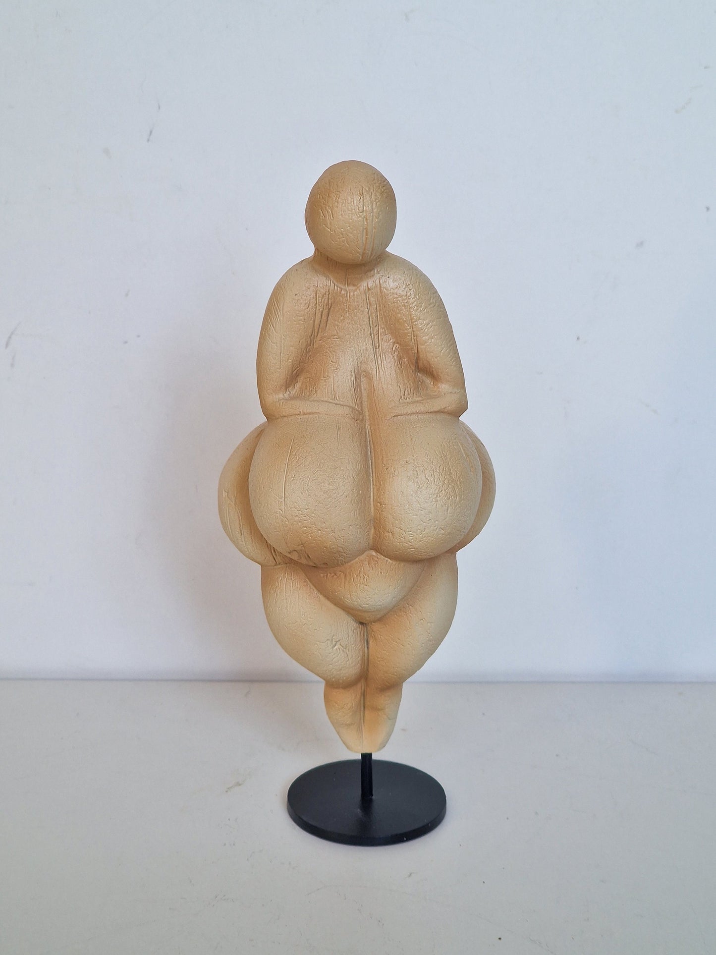 Venus van Lespugue,  Dit item is een identieke museumreproductie mouseion vervaardigd