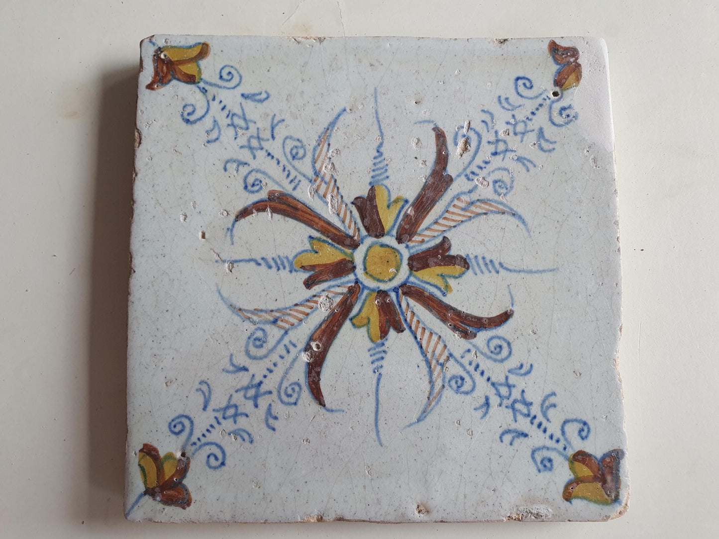Dutch ornamental   antique tiles 17th  - vroege dikke tegel ornament tile 1630-1660 rare !