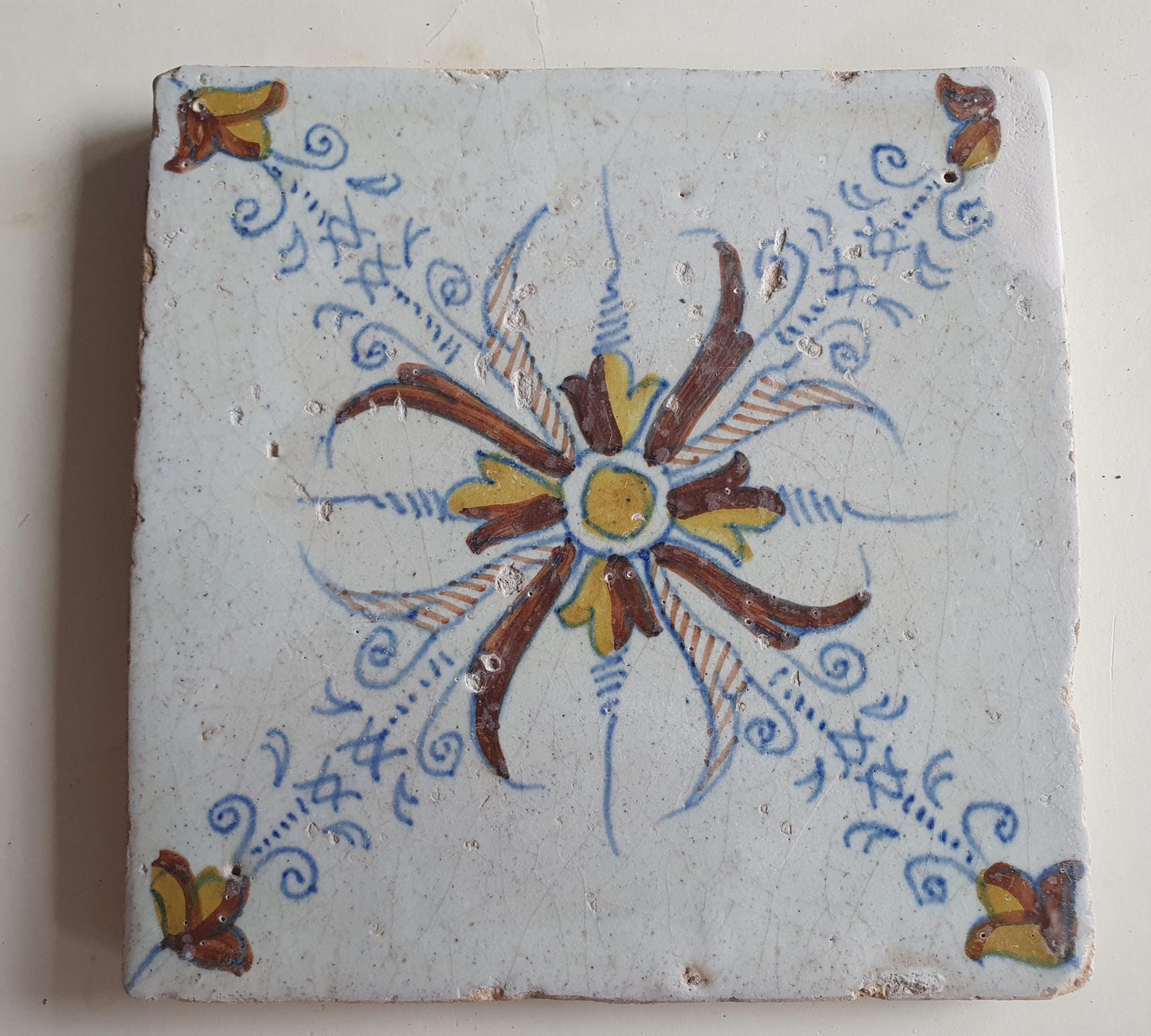 Dutch ornamental   antique tiles 17th  - vroege dikke tegel ornament tile 1630-1660 rare !