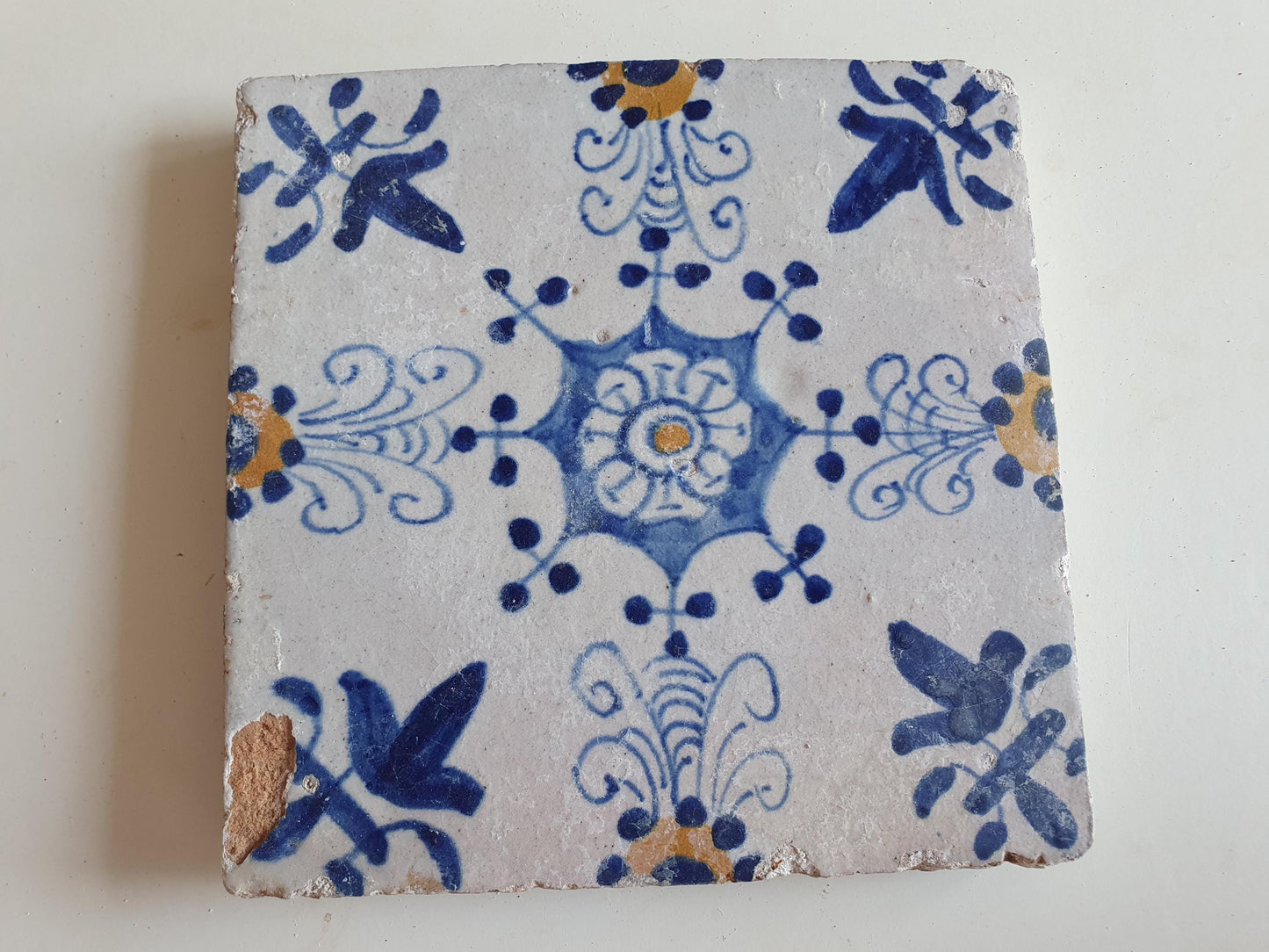 Dutch ornamental   antique tiles 17th  - vroege dikke tegel ornament tile 1630-1660 rare !