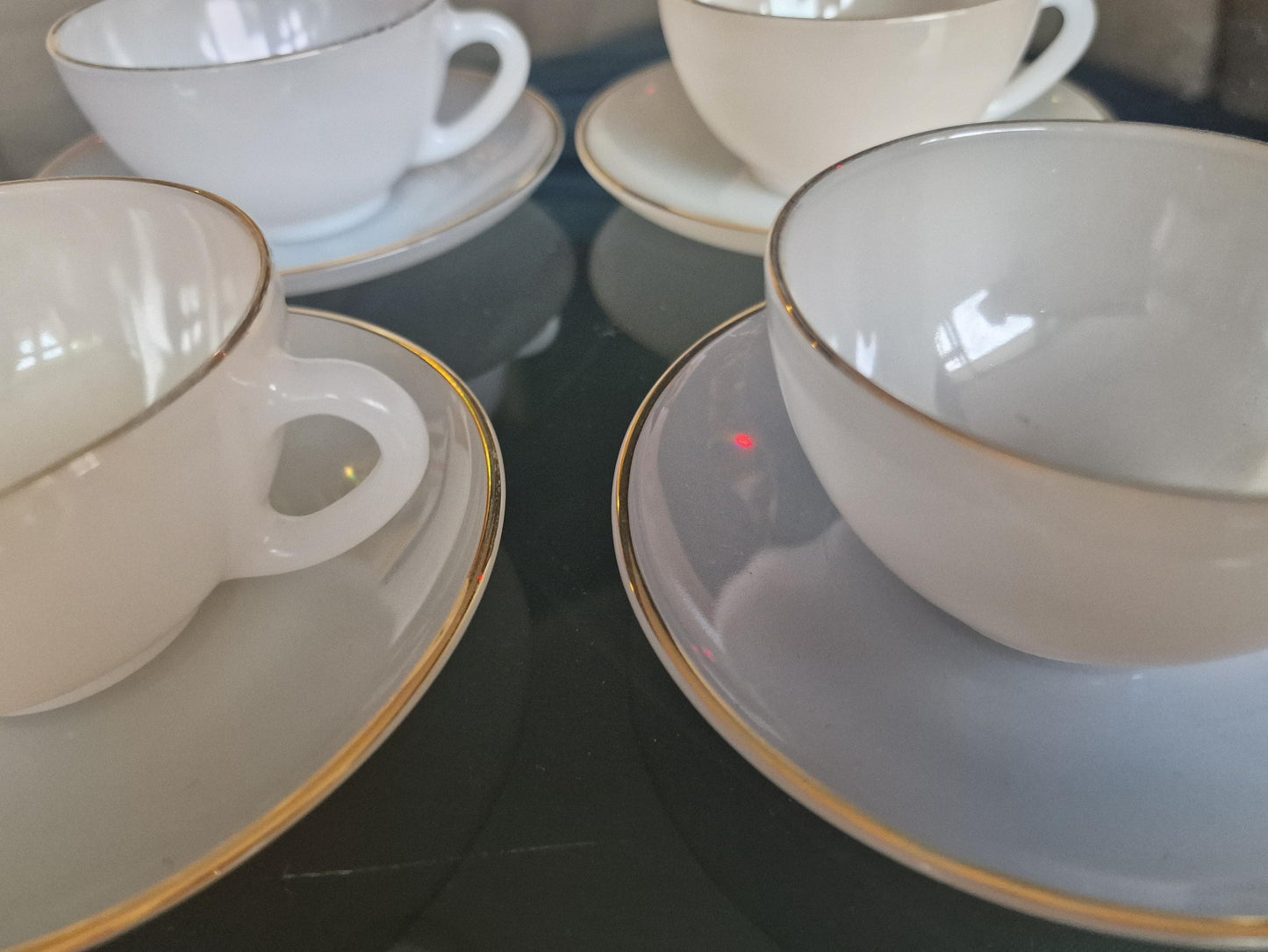 Opaline arcopal 4 cup and 4 saucers gold edge verfijnd