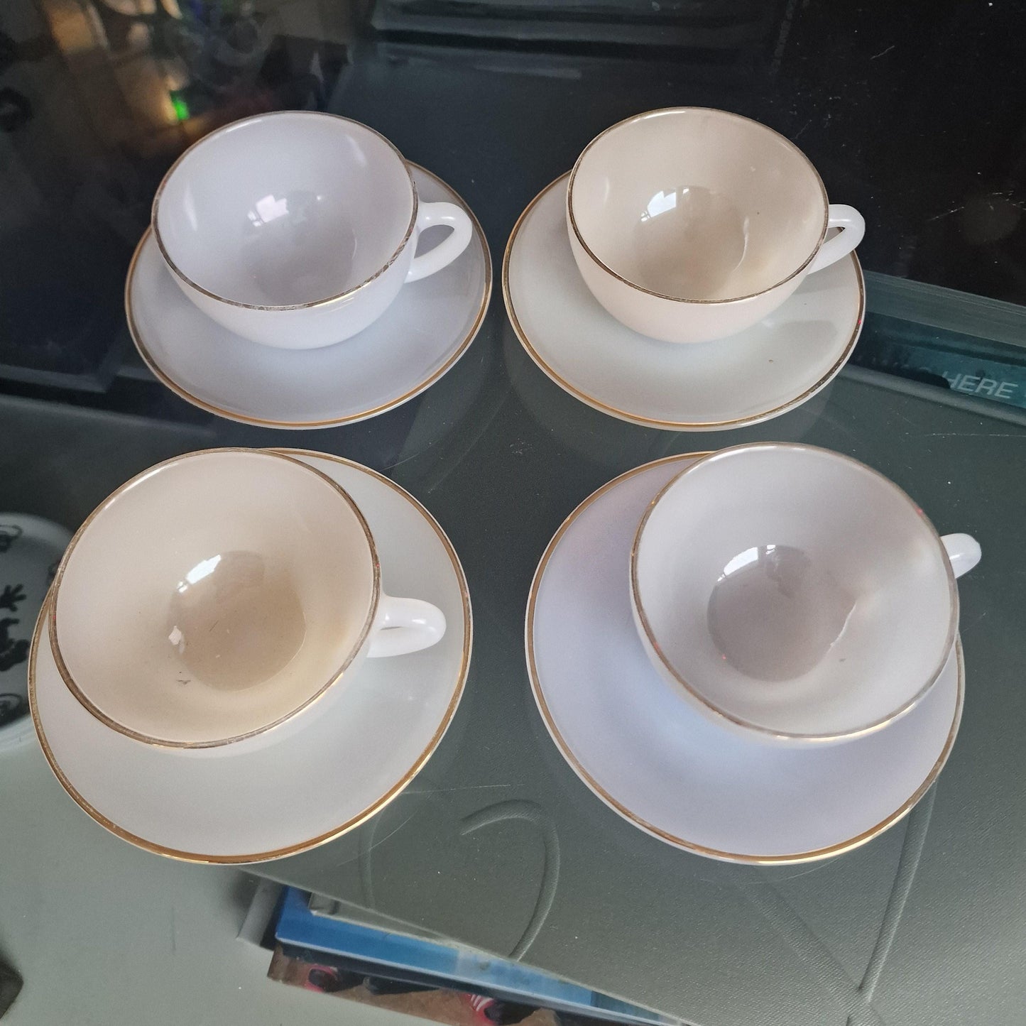 Opaline arcopal 4 cup and 4 saucers gold edge verfijnd