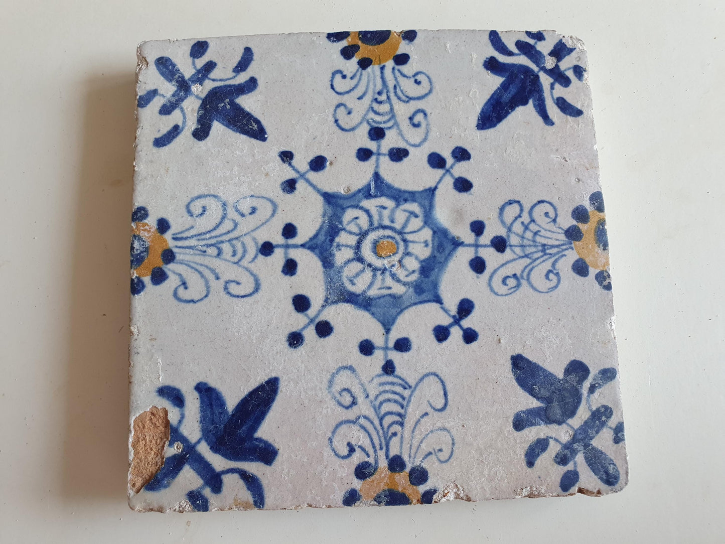 Dutch ornamental   antique tiles 17th  - vroege dikke tegel ornament tile 1630-1660 rare !