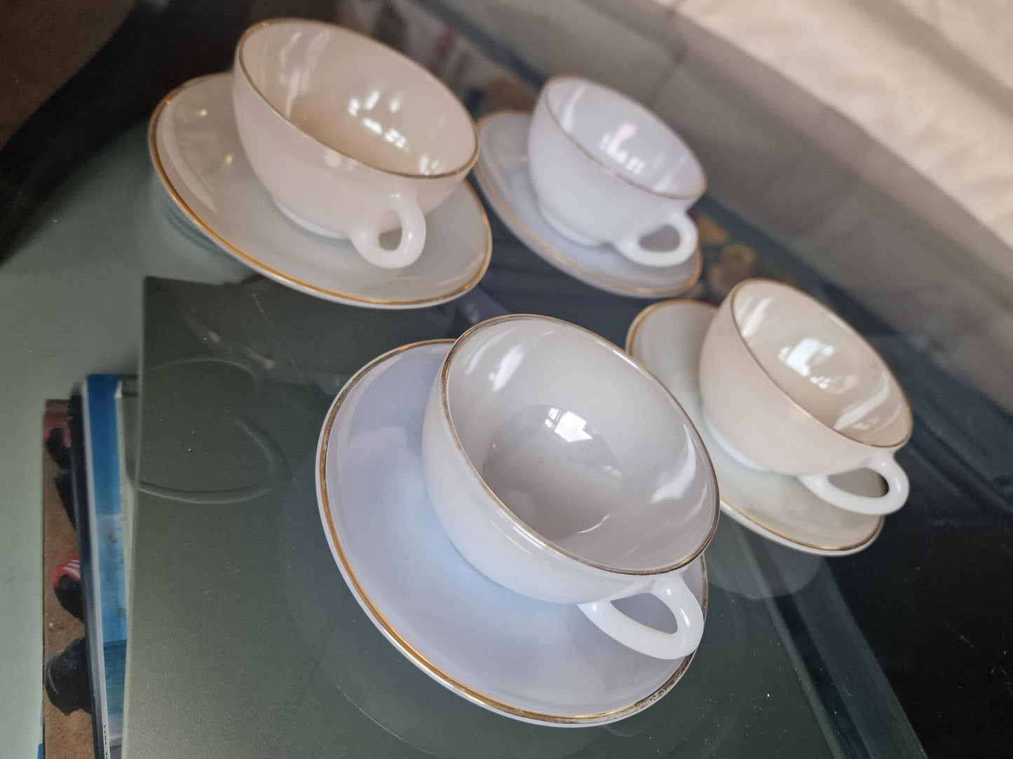 Opaline arcopal 4 cup and 4 saucers gold edge verfijnd