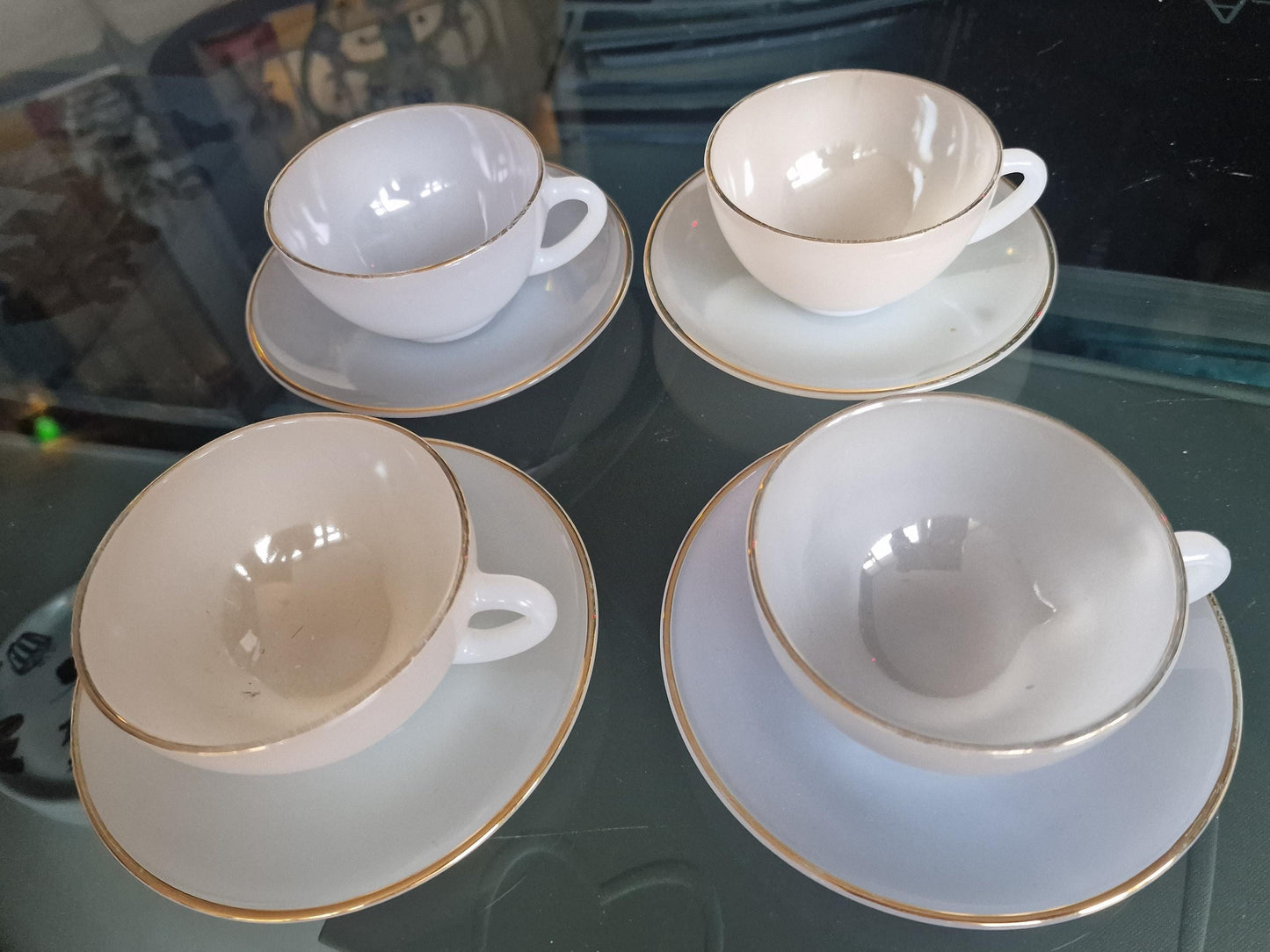 Opaline arcopal 4 cup and 4 saucers gold edge verfijnd