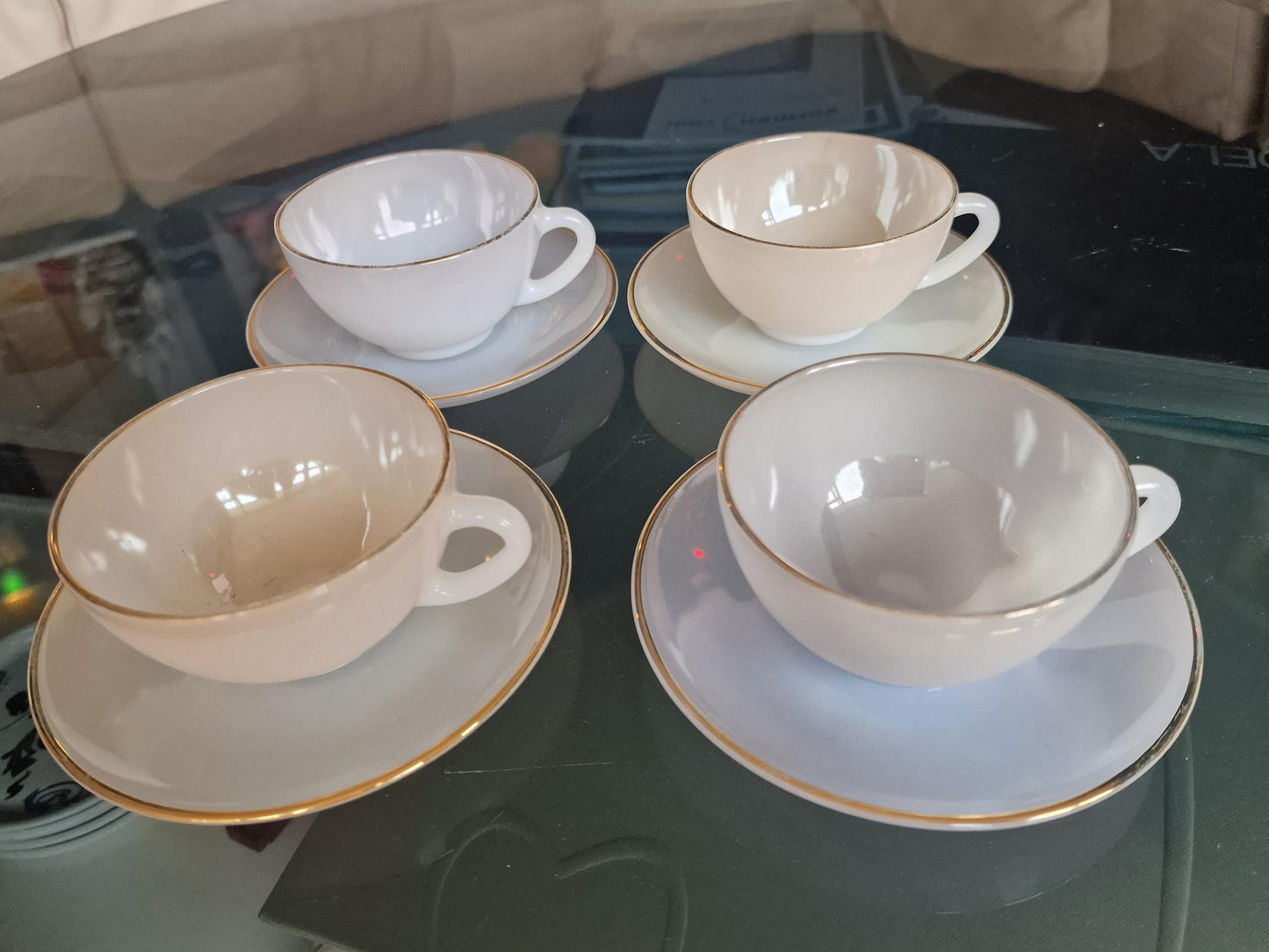Opaline arcopal 4 cup and 4 saucers gold edge verfijnd
