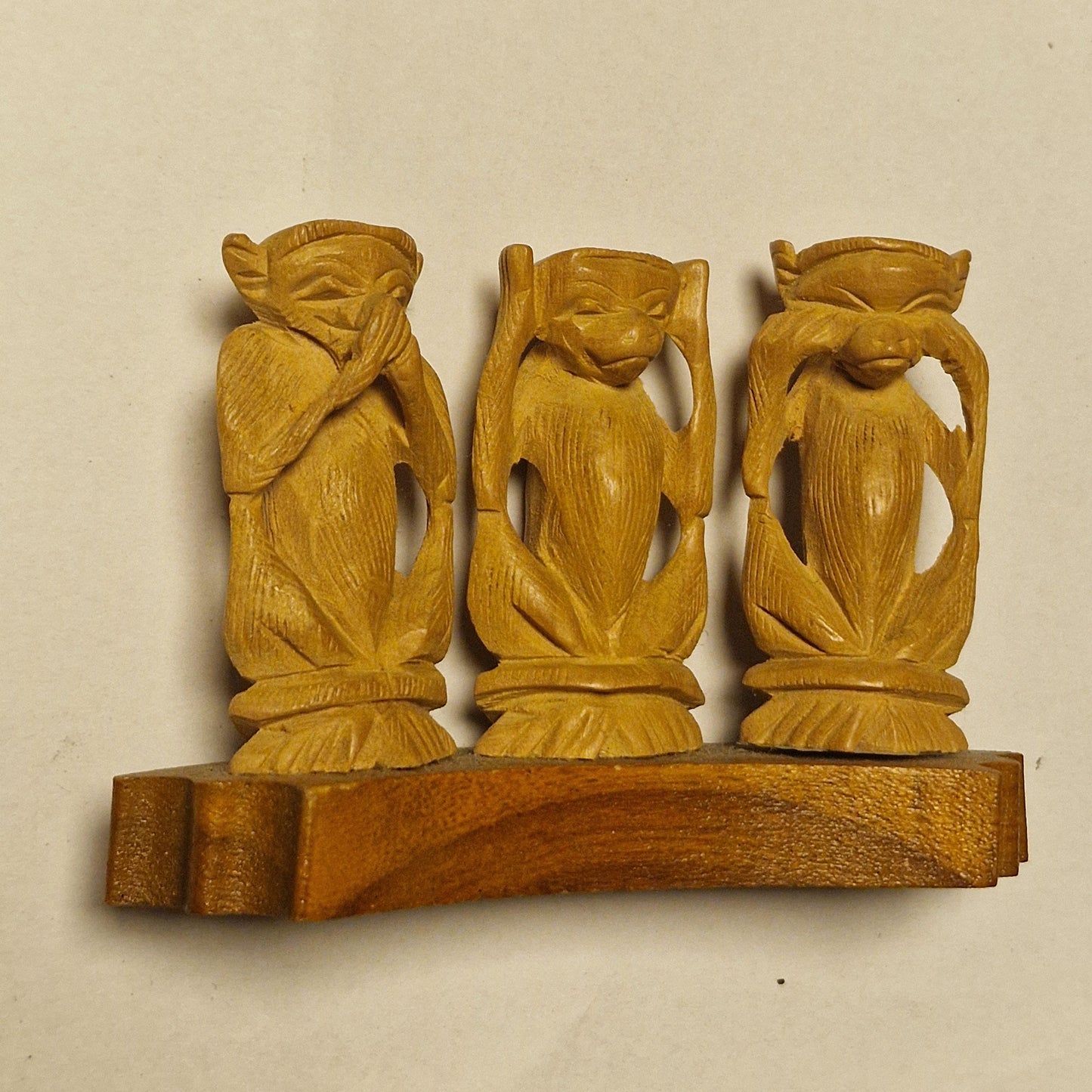 HOOR ZIE ZWIJG woodcarving houtsnijwerk 3 aapjes horen zien zwijgen indonesian