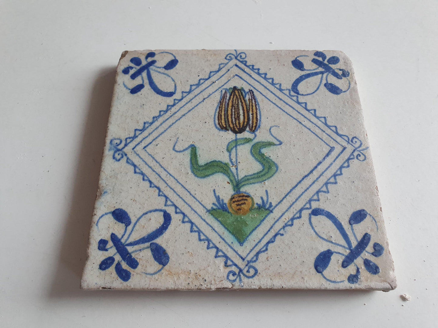 dutch delft  tile  tulip , Nederlands antiek polychroom - tegel met tulp in postzegel square kwadraattegel