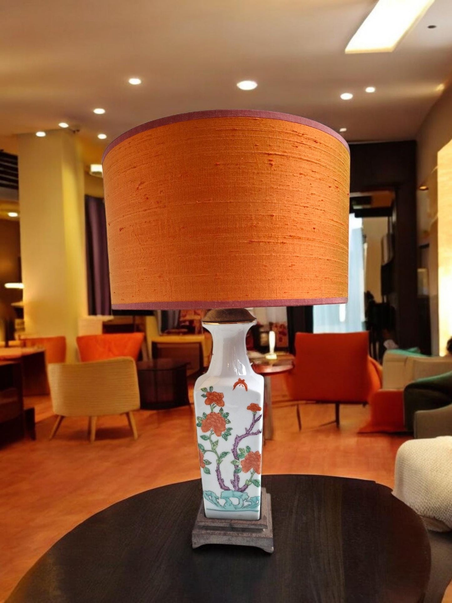 Large table lamp chinese porcelain, with natural orange silk shade, luxury tablelamp, Antique China. Nice estate lamp!