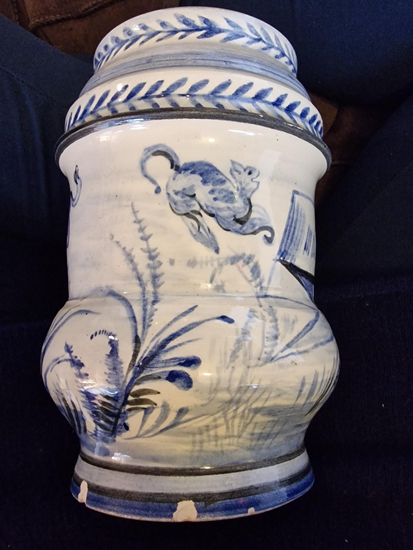 albarello, italian majolica 17th century antique, blauw fond, zuid Italië sicilie