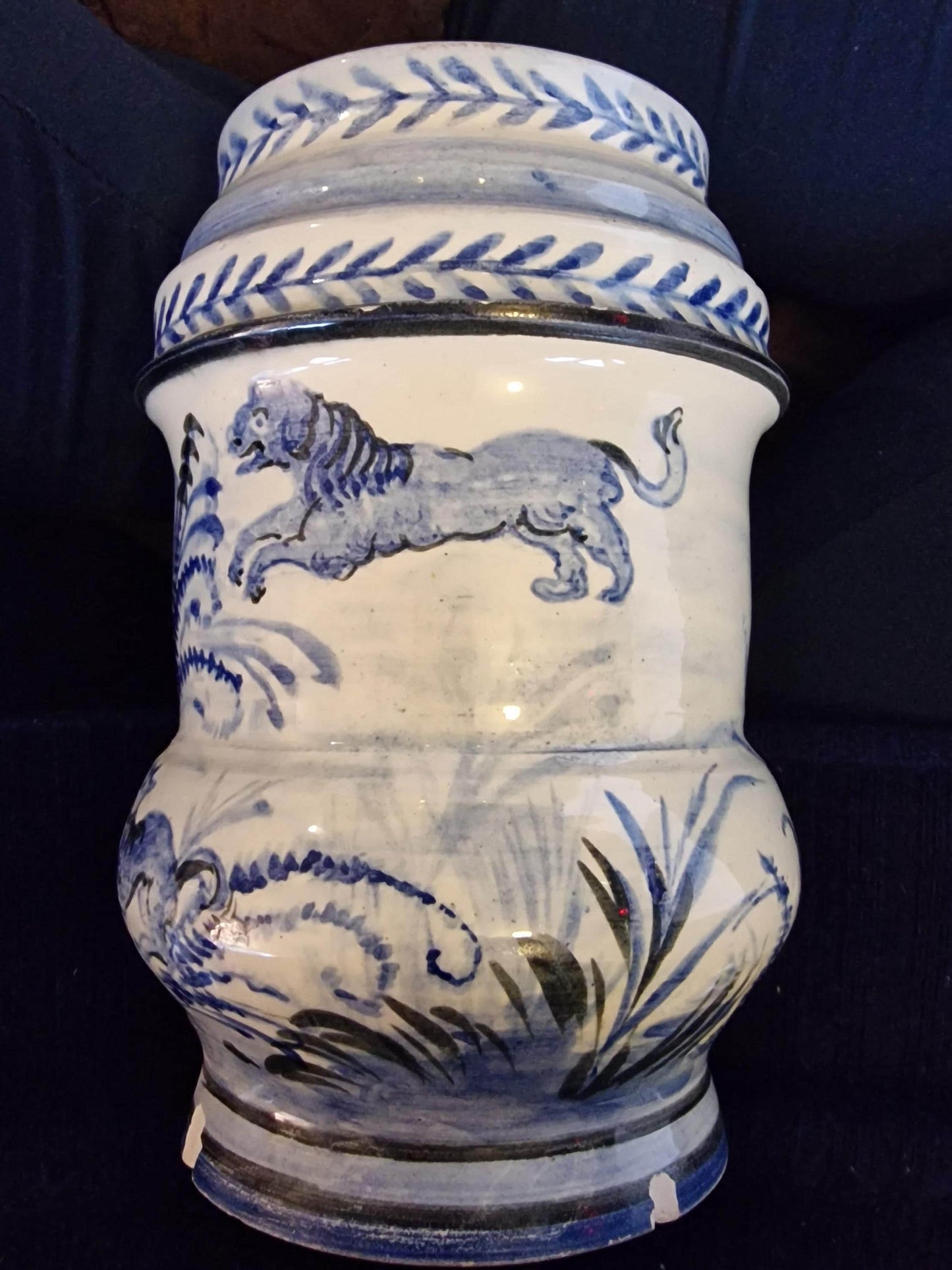 albarello, italian majolica 17th century antique, blauw fond, zuid Italië sicilie