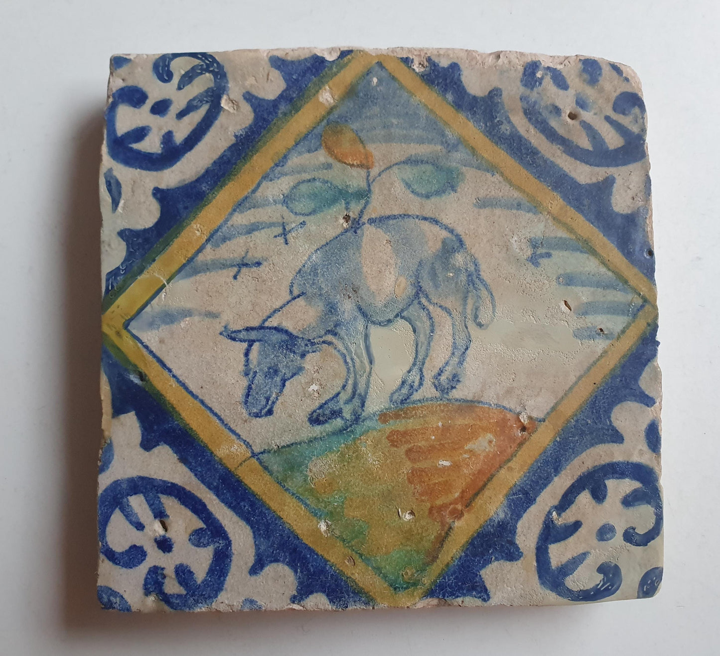 Dutch tile with sheep in square - vroege dikke tegel  kwadraat  tile - gedateerd 1600-1625