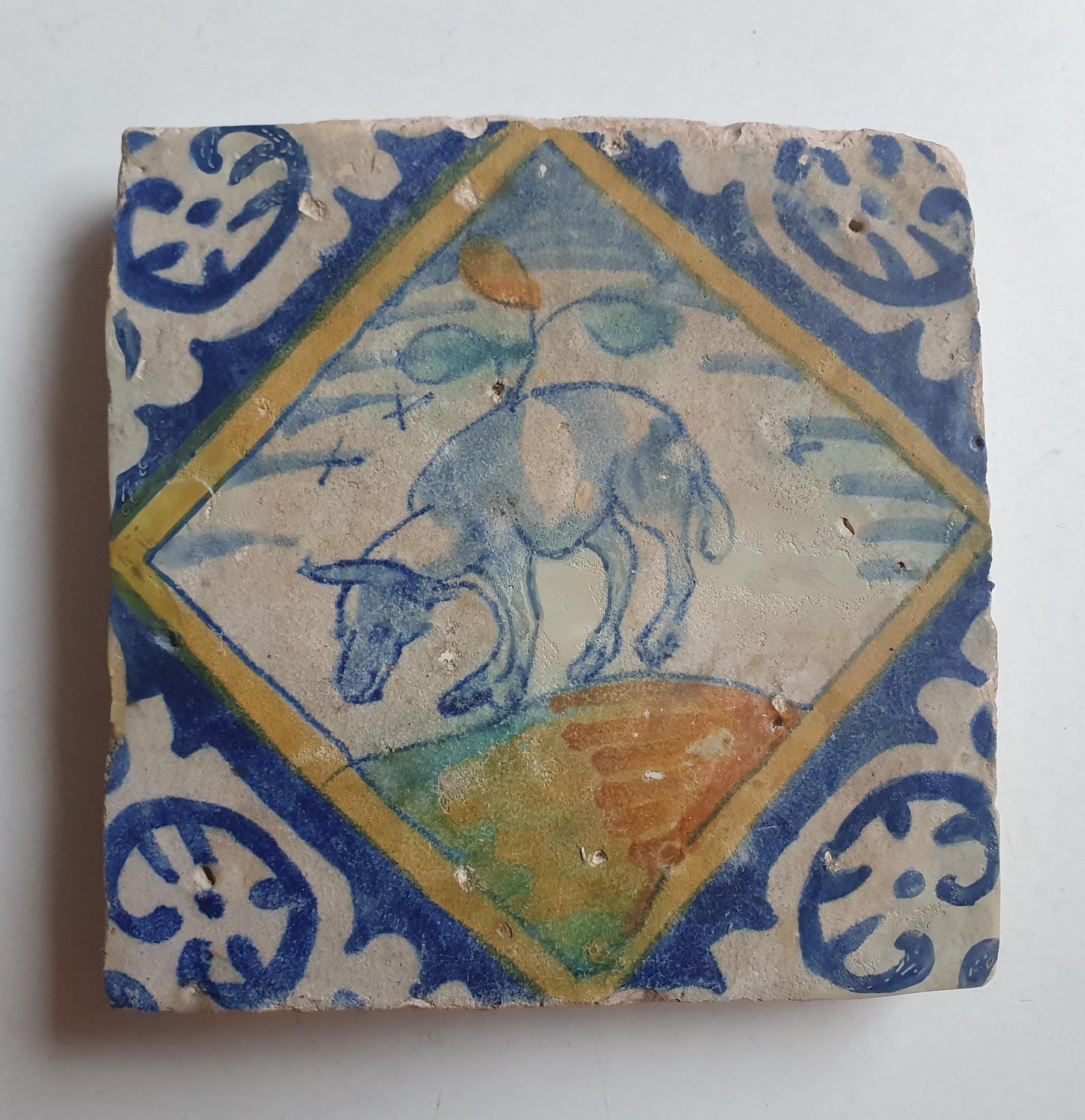 Dutch tile with sheep in square - vroege dikke tegel  kwadraat  tile - gedateerd 1600-1625