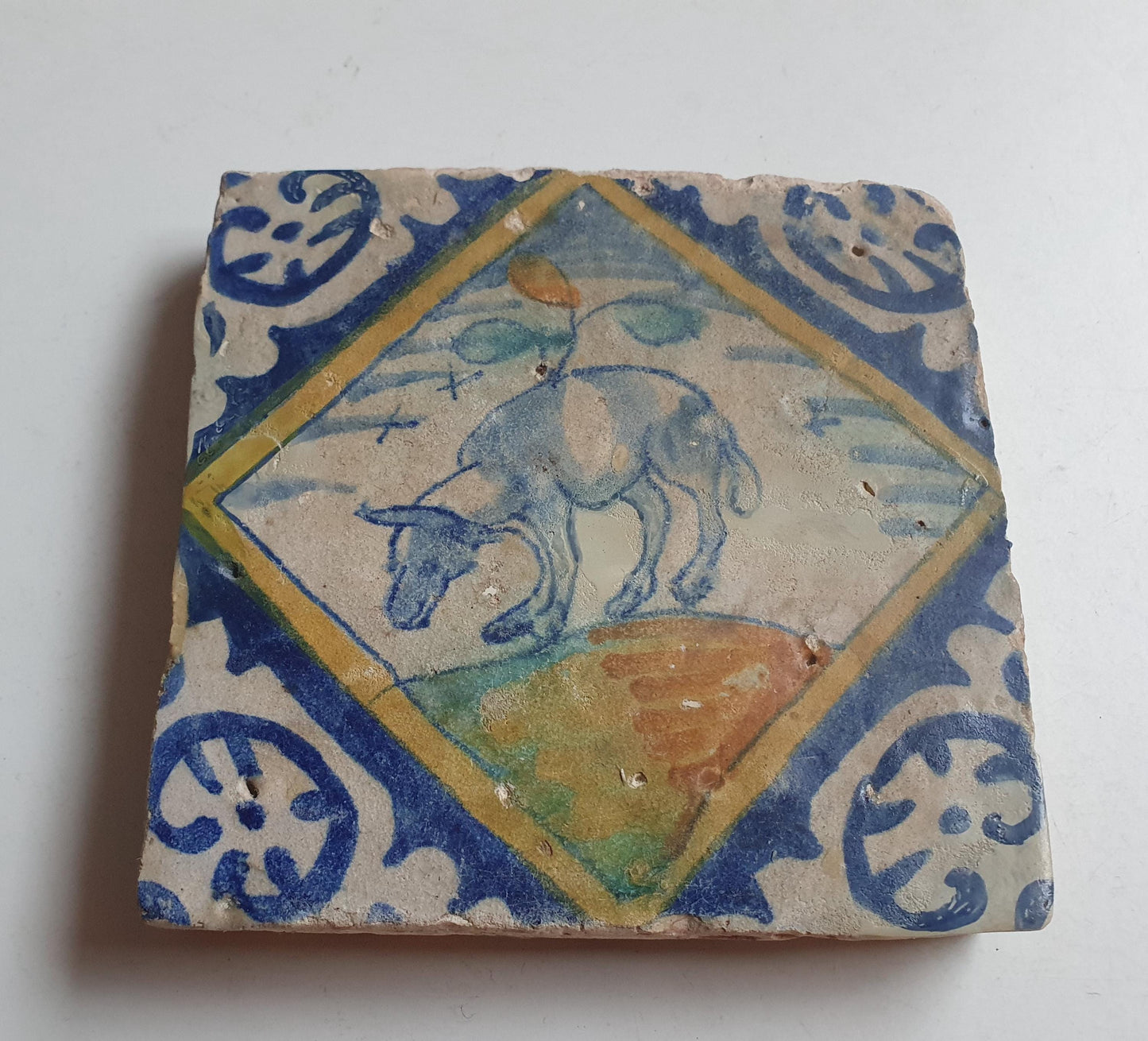 Dutch tile with sheep in square - vroege dikke tegel  kwadraat  tile - gedateerd 1600-1625