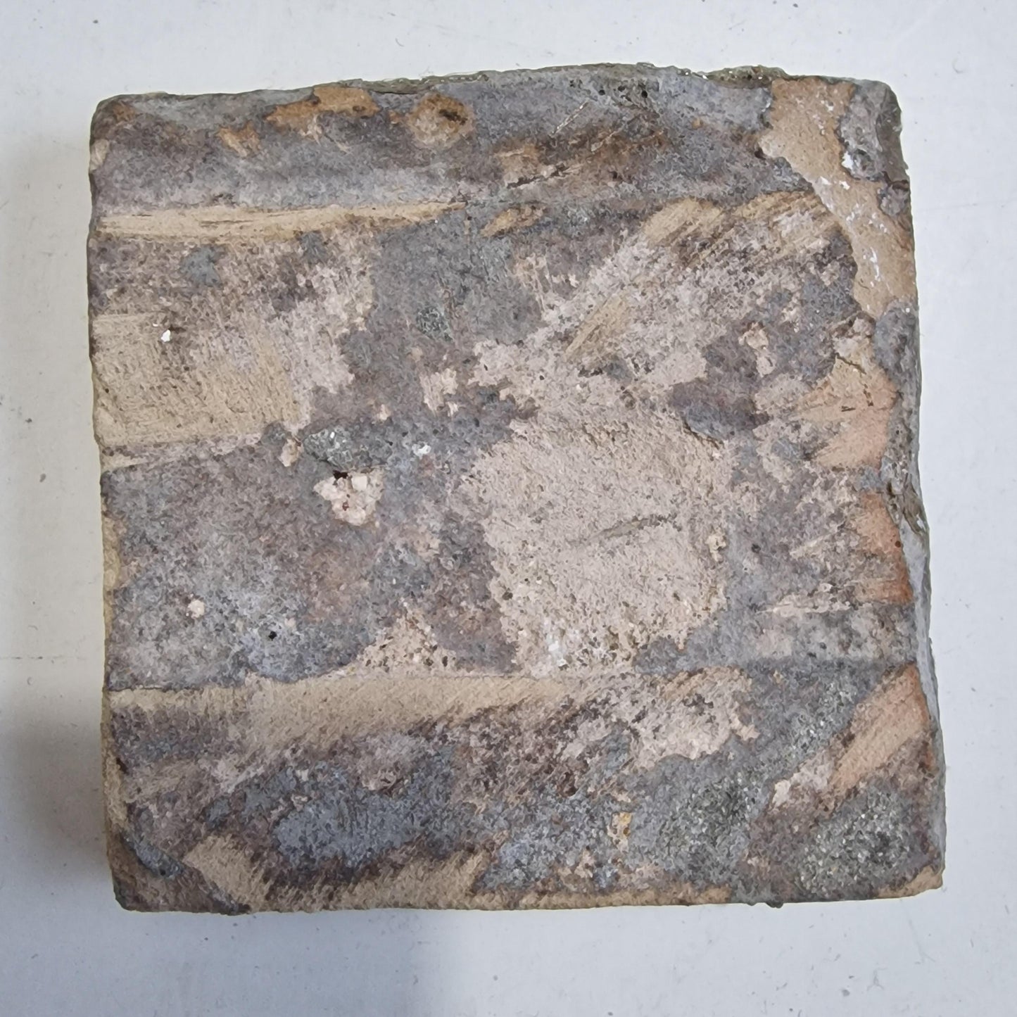 antieke polychrome kleinformaat cirkeltegel, 7 x 7 cm klein dik oud antique spanish mediterranian tile
