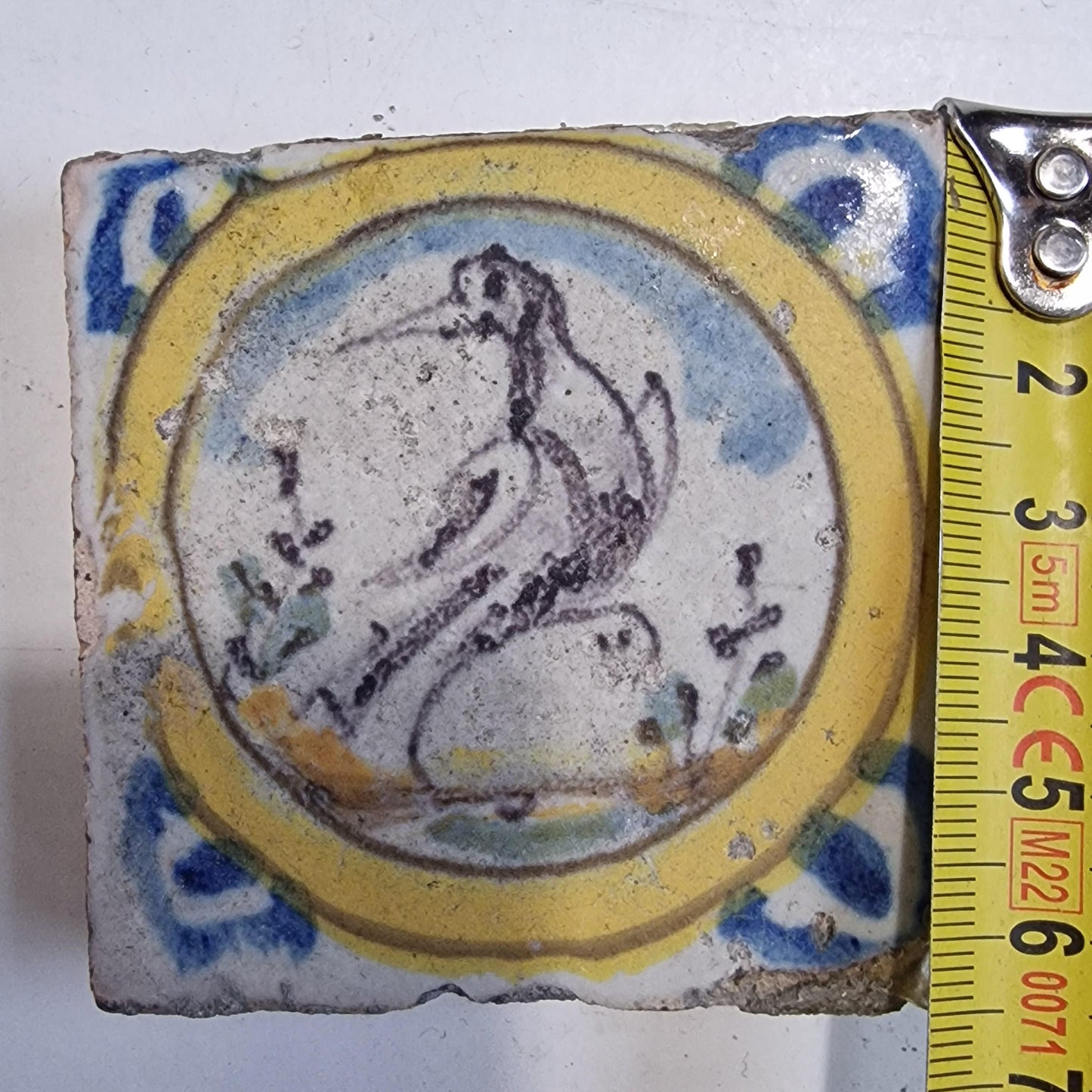 antieke polychrome kleinformaat cirkeltegel, 7 x 7 cm klein dik oud antique spanish mediterranian tile