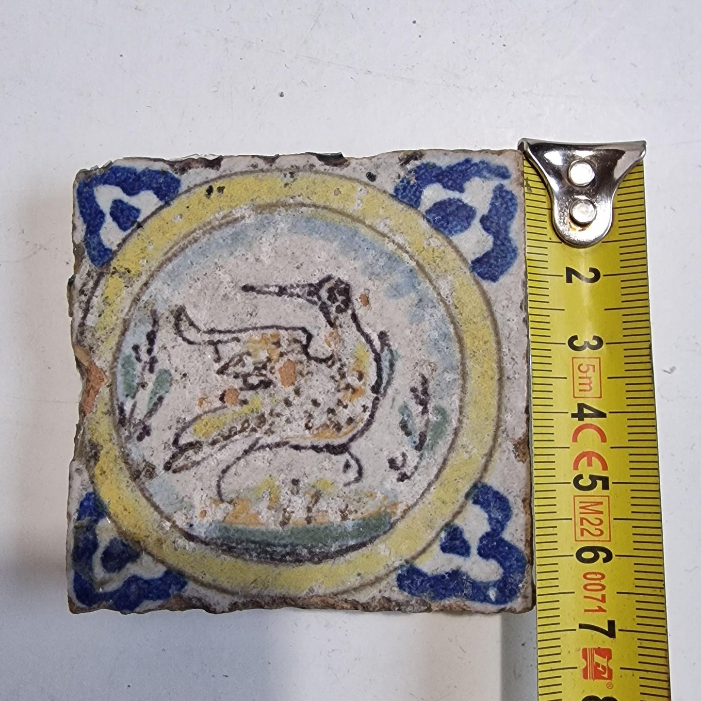 antieke polychrome kleinformaat cirkeltegel, 7 x 7 cm klein dik oud antique spanish mediterranian tile