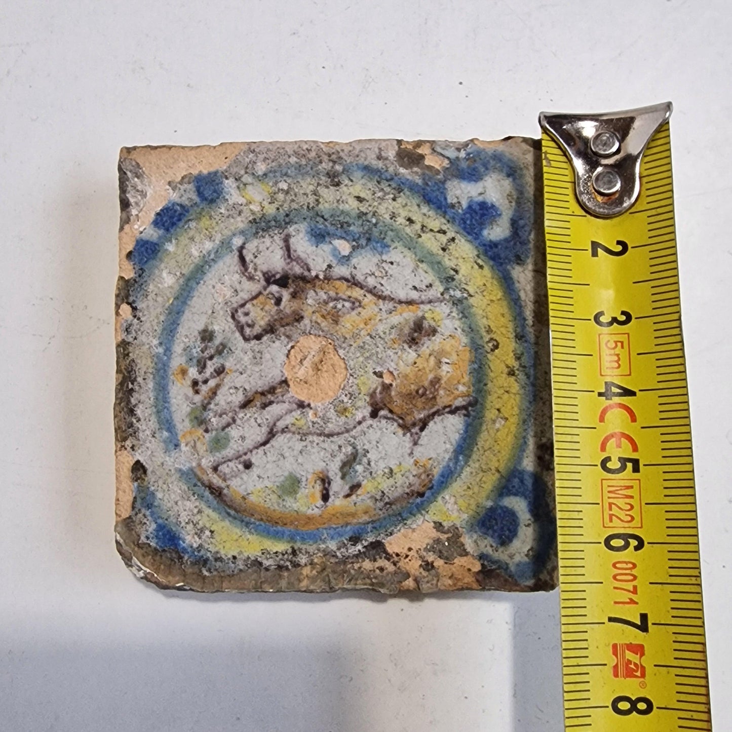 antieke polychrome kleinformaat cirkeltegel, 7 x 7 cm klein dik oud antique spanish mediterranian tile