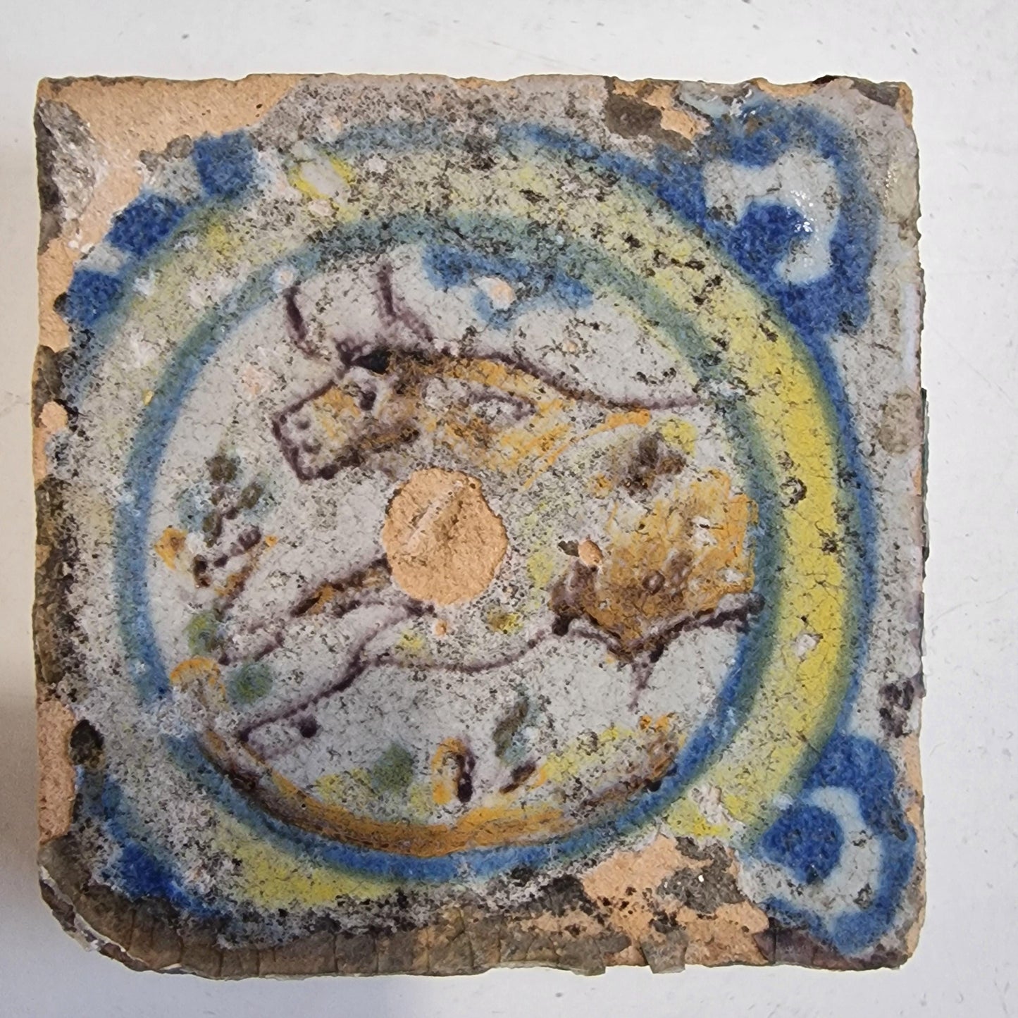 antieke polychrome kleinformaat cirkeltegel, 7 x 7 cm klein dik oud antique spanish mediterranian tile