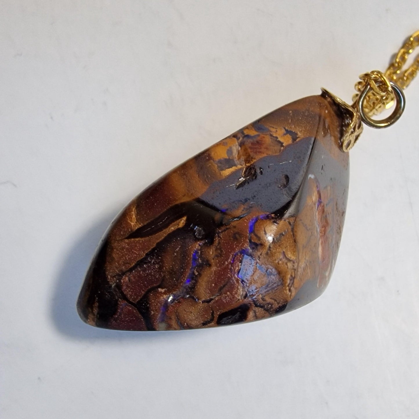 boulder opaal hanger aan ketting , real australian boulder opal, metal chain aussie
