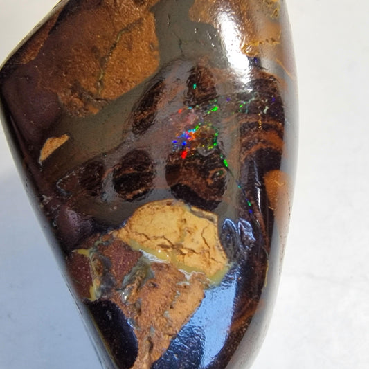 boulder opaal hanger aan ketting , real australian boulder opal, metal chain aussie