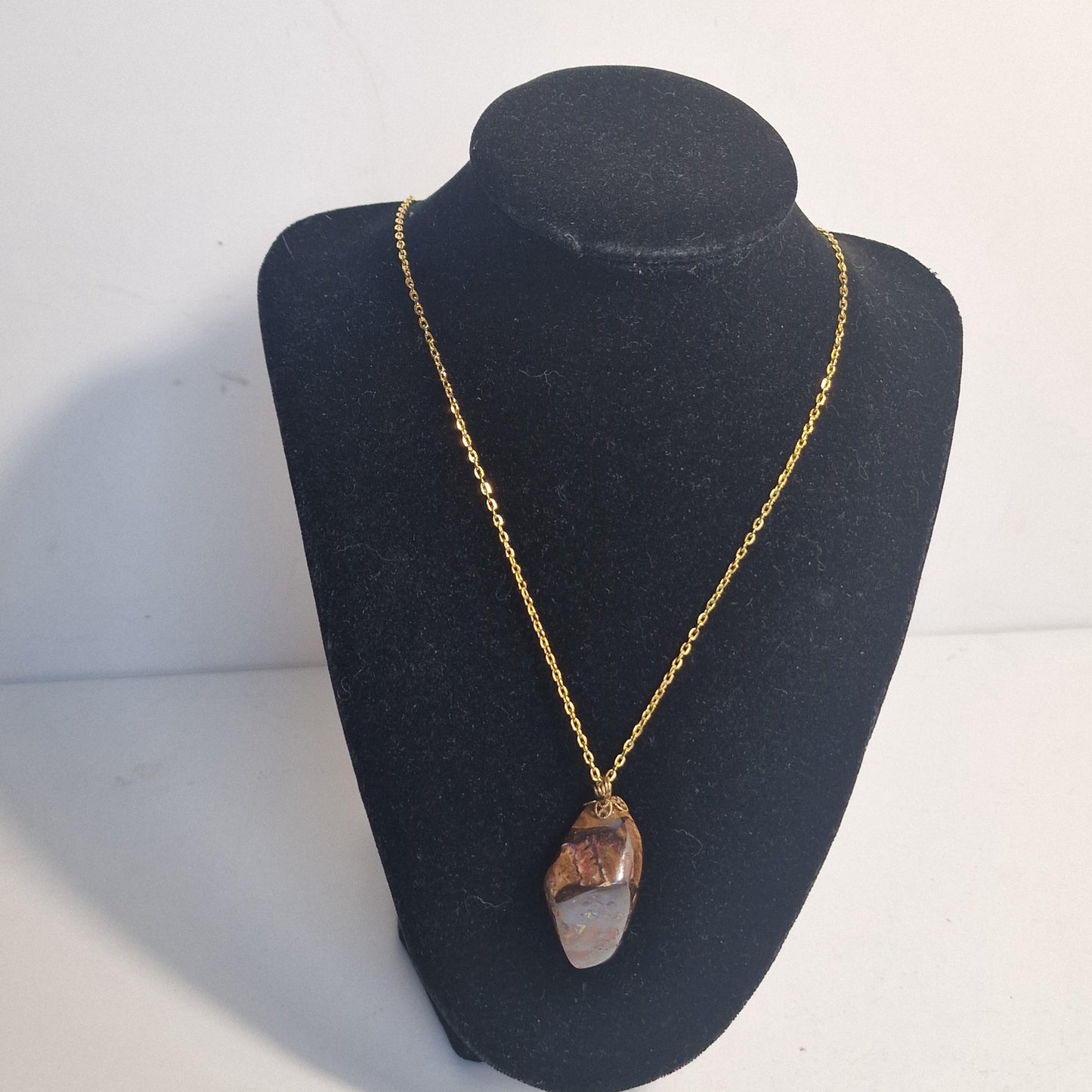 boulder opaal hanger aan ketting , real australian boulder opal, metal chain aussie