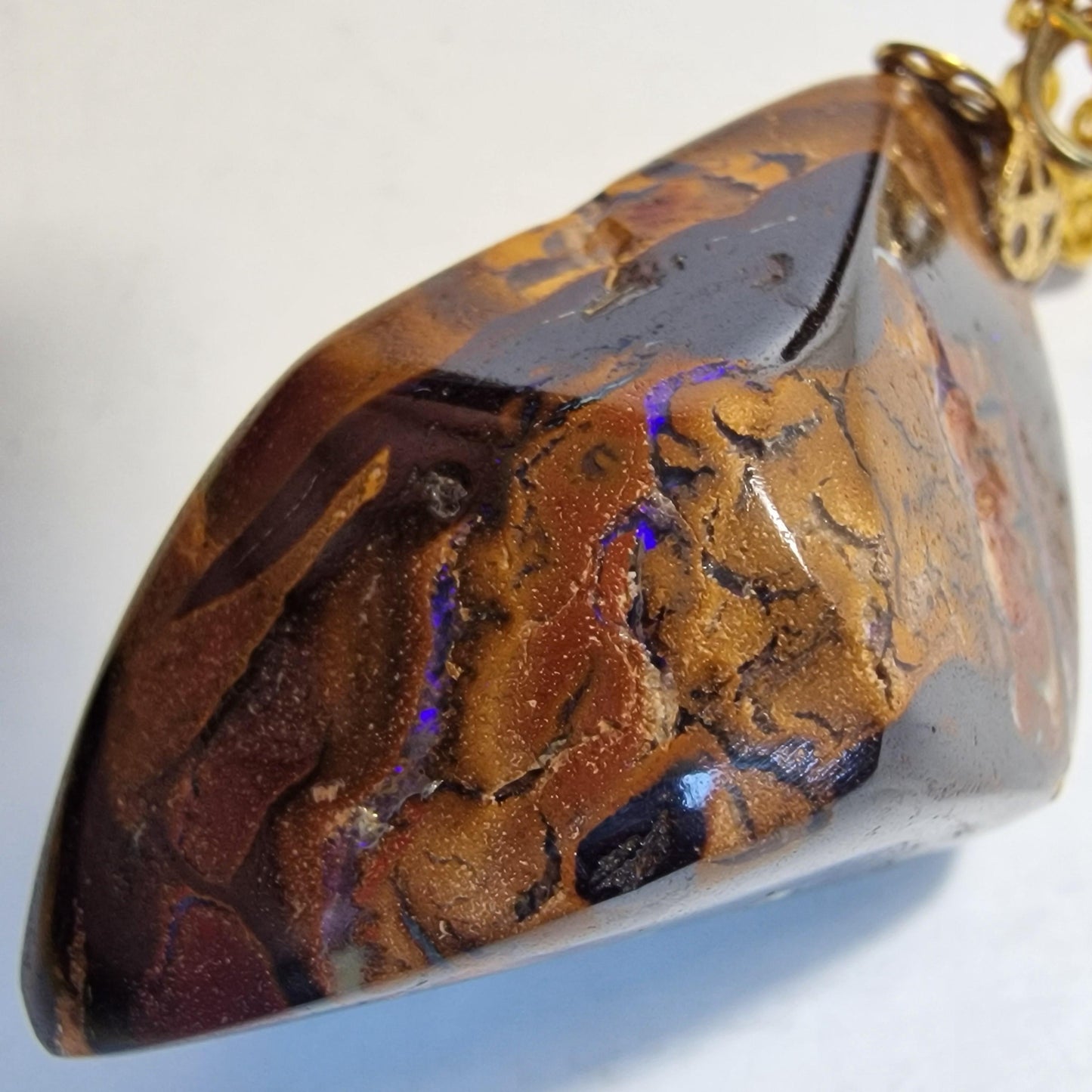 boulder opaal hanger aan ketting , real australian boulder opal, metal chain aussie