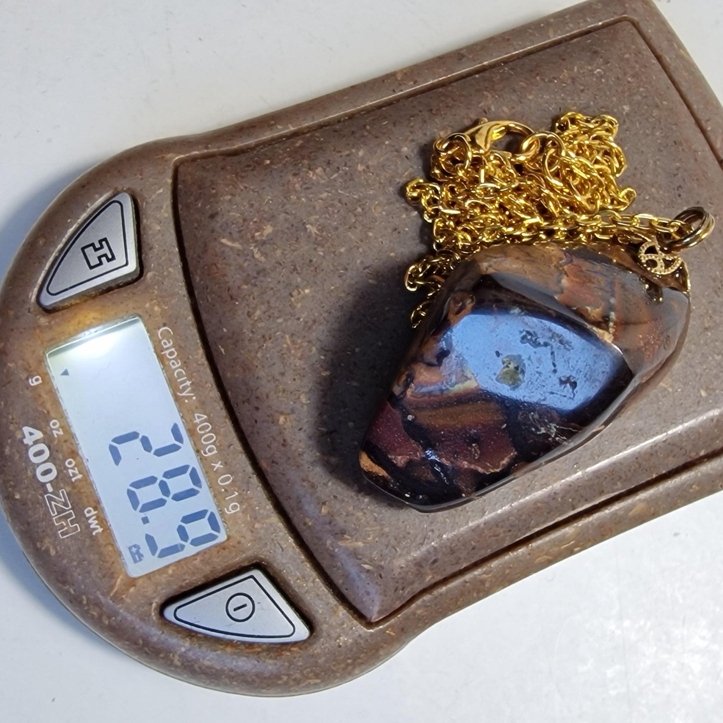 boulder opaal hanger aan ketting , real australian boulder opal, metal chain aussie