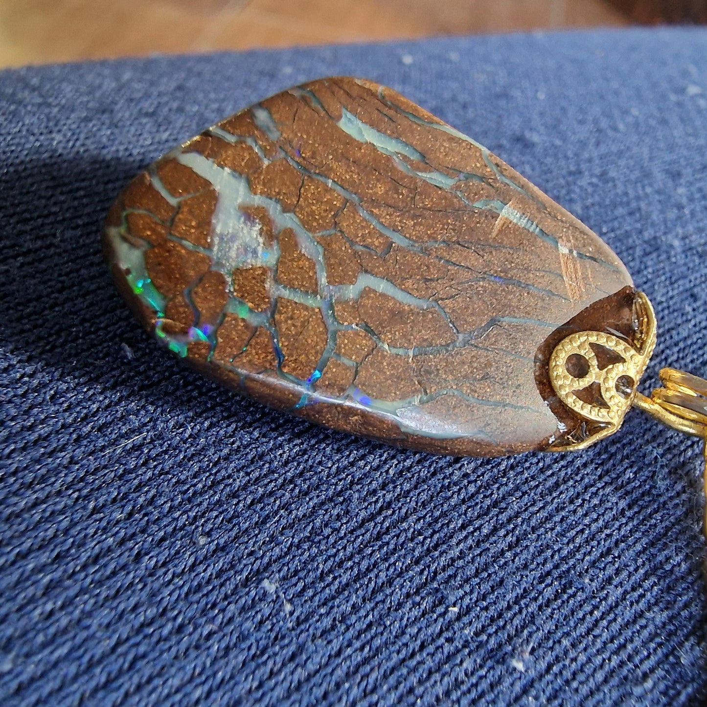 boulder opaal hanger aan ketting , real australian boulder opal, metal chain