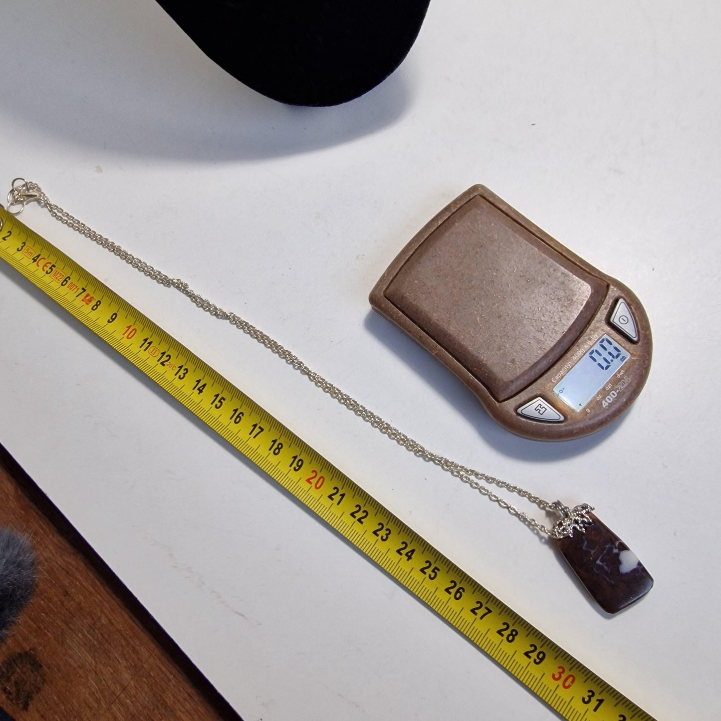 boulder opaal hanger aan ketting , real australian boulder opal, metal chain