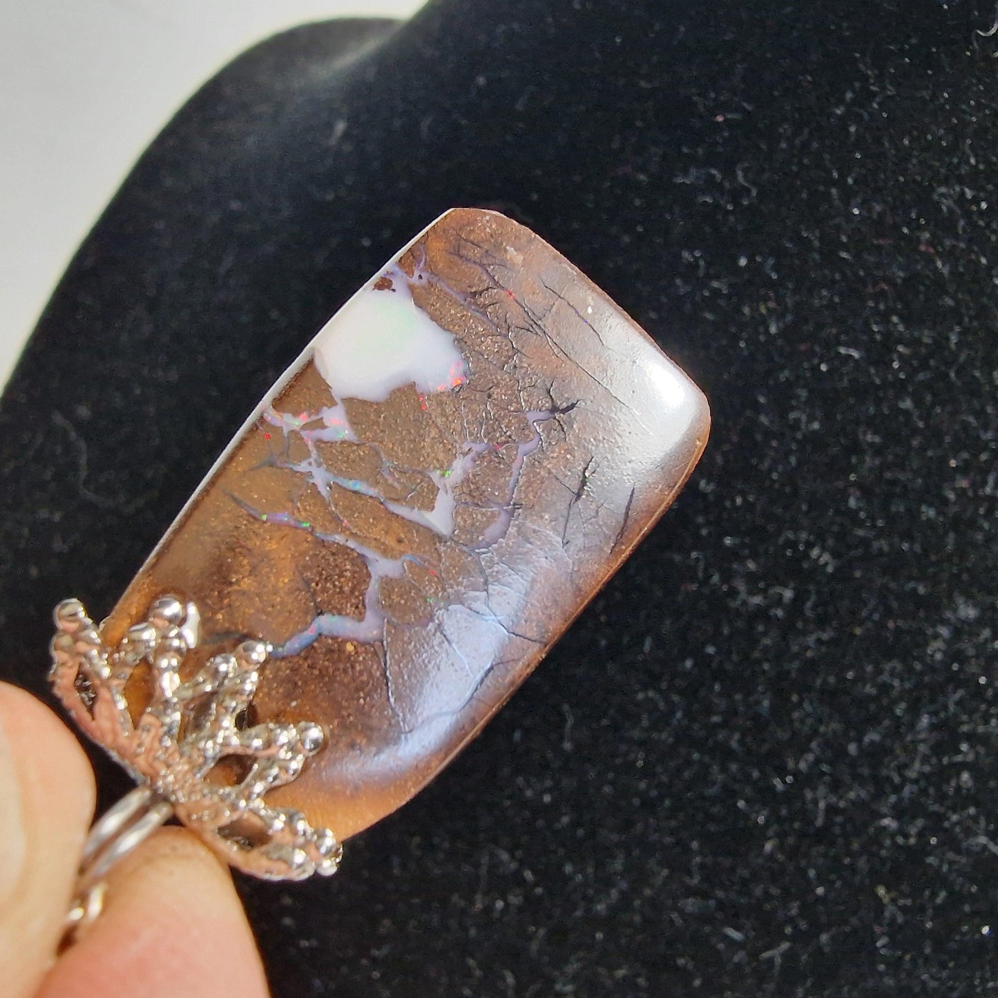 boulder opaal hanger aan ketting , real australian boulder opal, metal chain