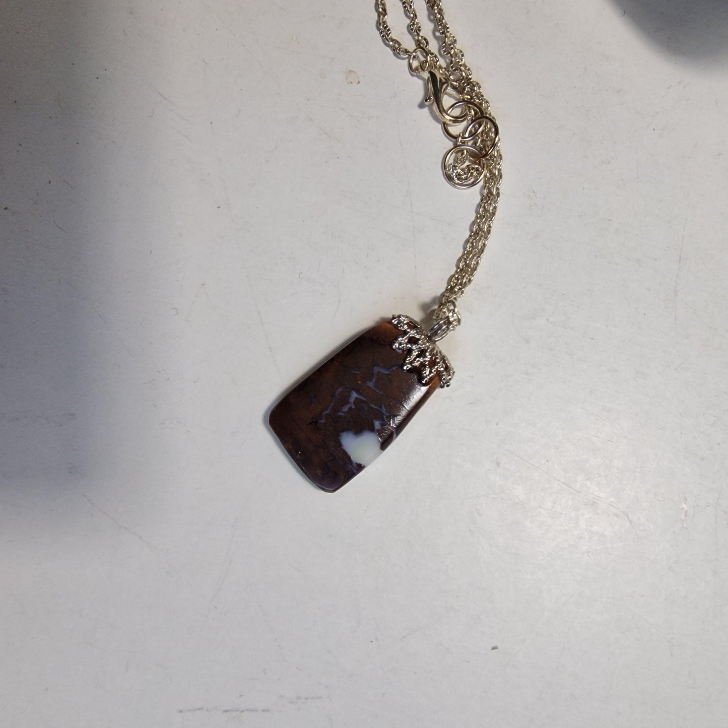 boulder opaal hanger aan ketting , real australian boulder opal, metal chain