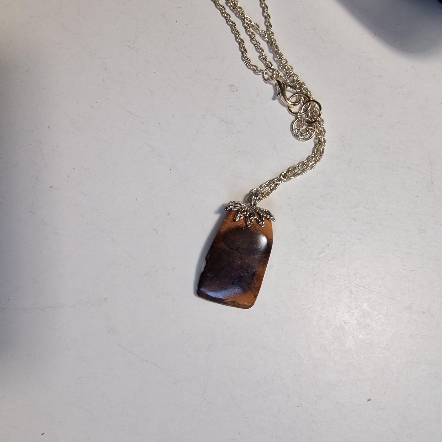 boulder opaal hanger aan ketting , real australian boulder opal, metal chain
