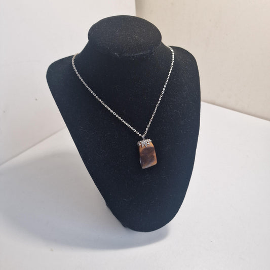 boulder opaal hanger aan ketting , real australian boulder opal, metal chain