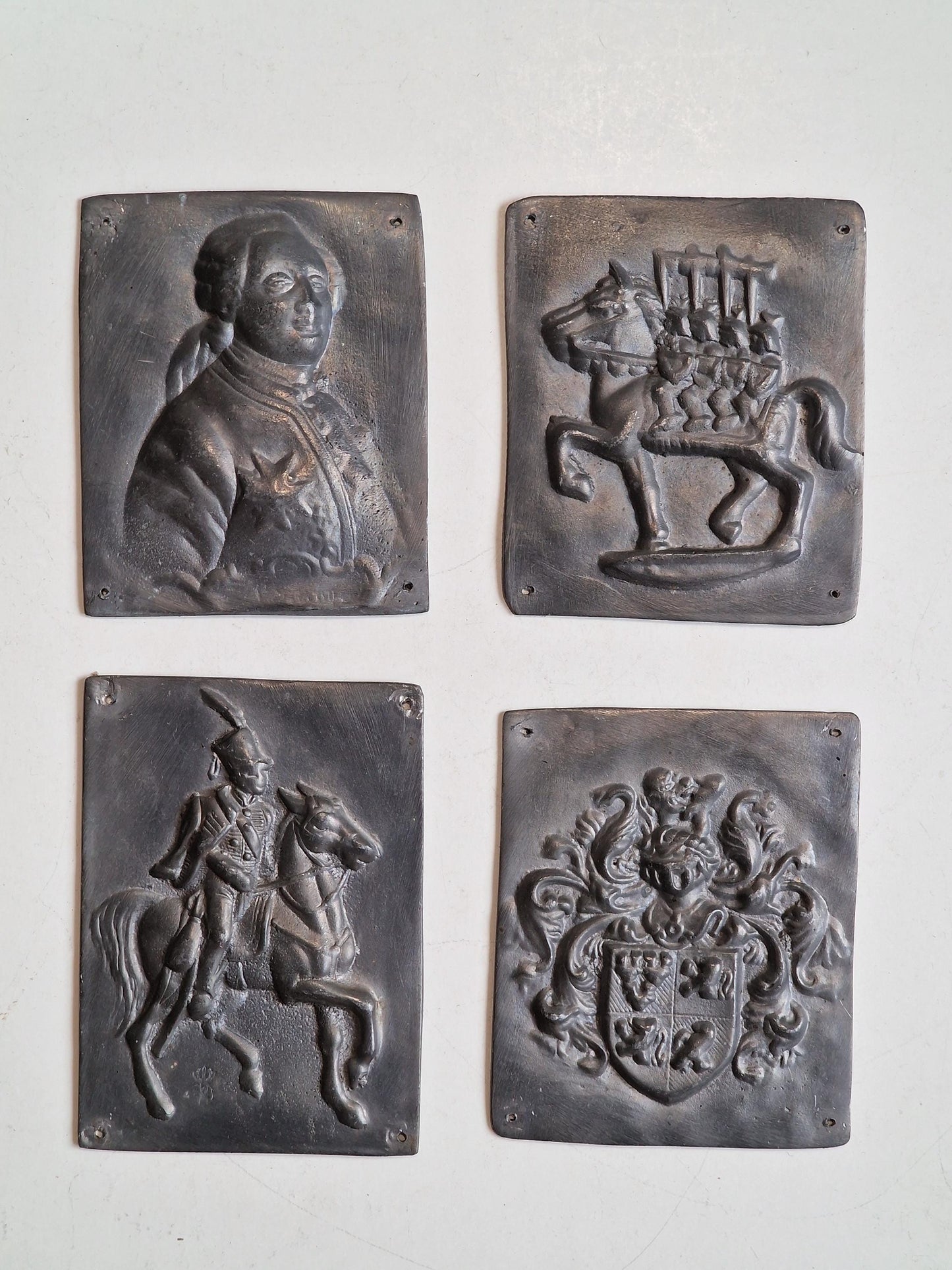 4x  relief 3d pewter tin plaquettes, Napoleon, coat of arms, trojan horse , vintage muur