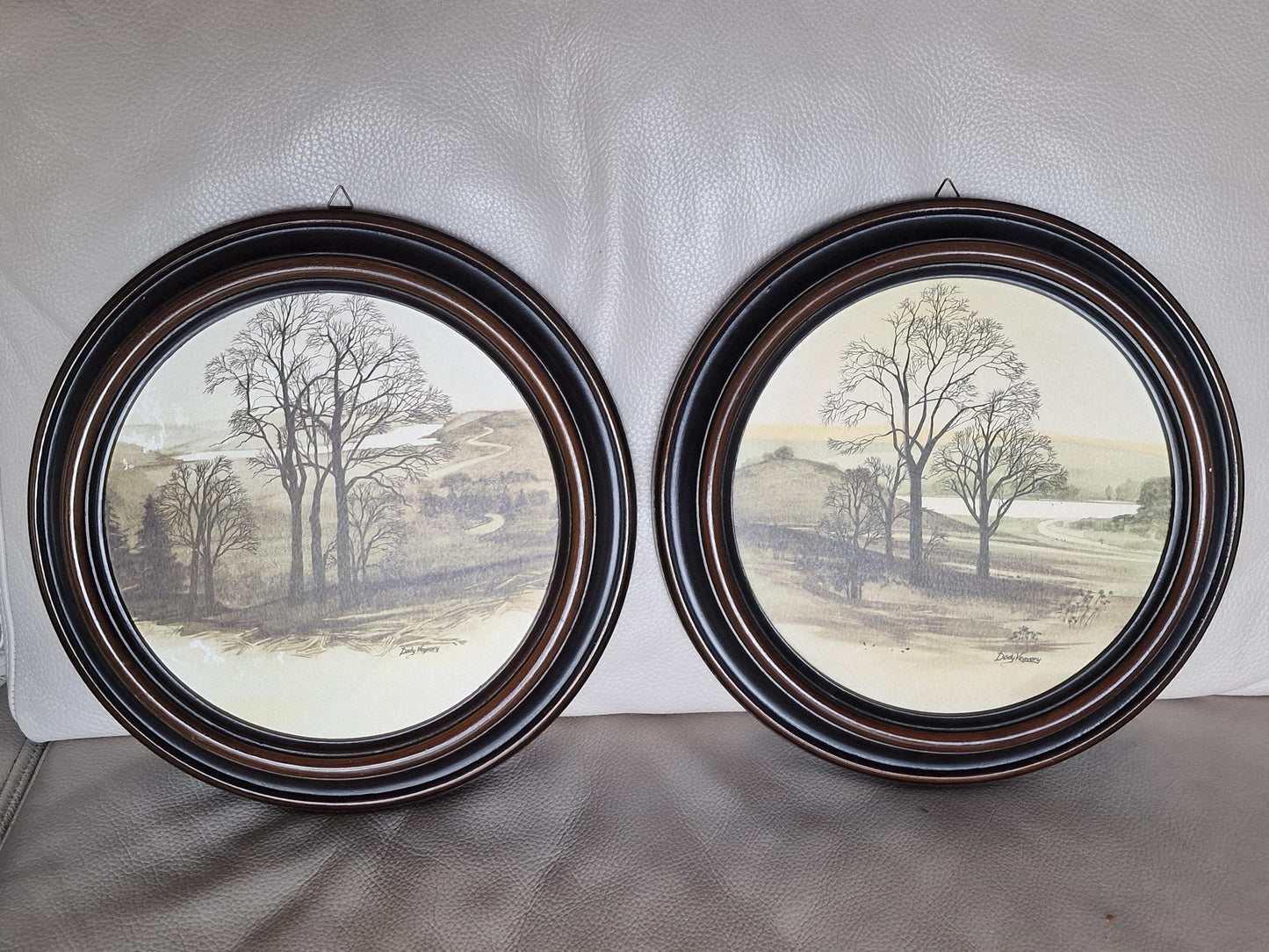 dody vegvary - 2 paintings romantic realisme aquarel , signed,  in round wood frame