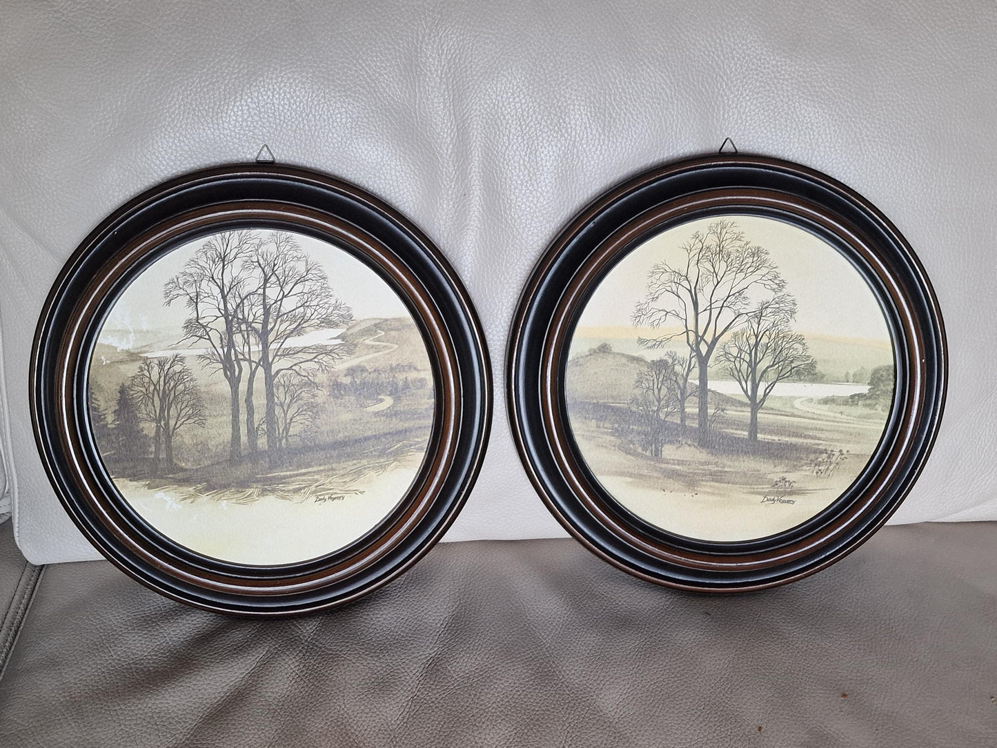 dody vegvary - 2 paintings romantic realisme aquarel , signed,  in round wood frame