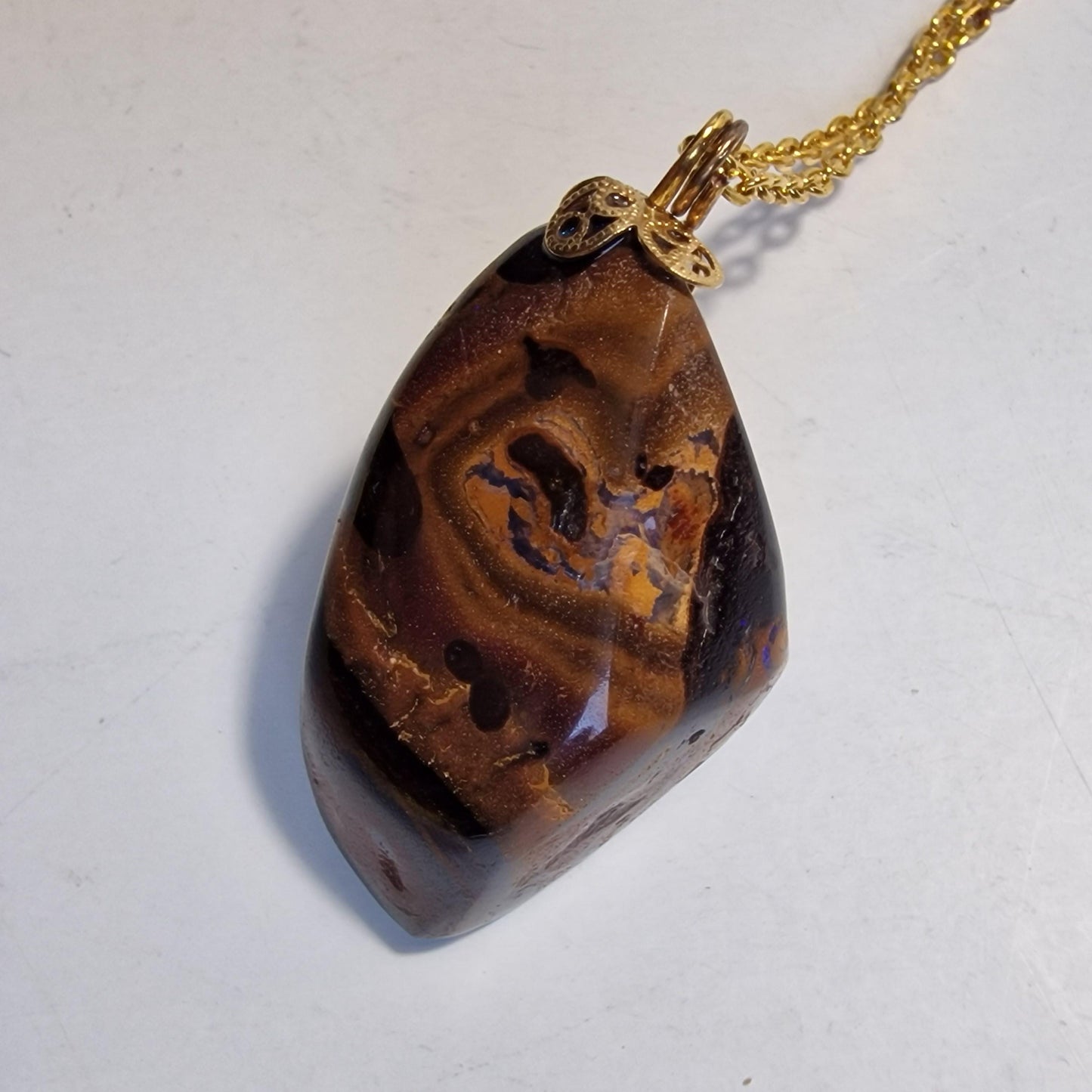 boulder opaal hanger aan ketting , real australian boulder opal, metal chain aussie