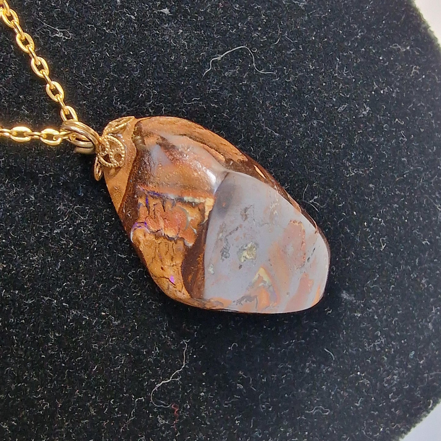 boulder opaal hanger aan ketting , real australian boulder opal, metal chain aussie