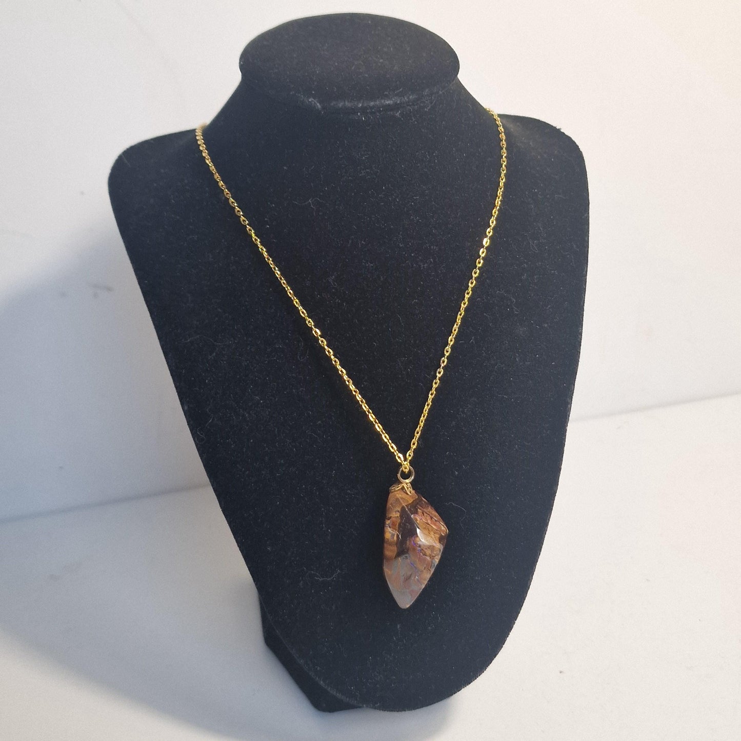 boulder opaal hanger aan ketting , real australian boulder opal, metal chain aussie