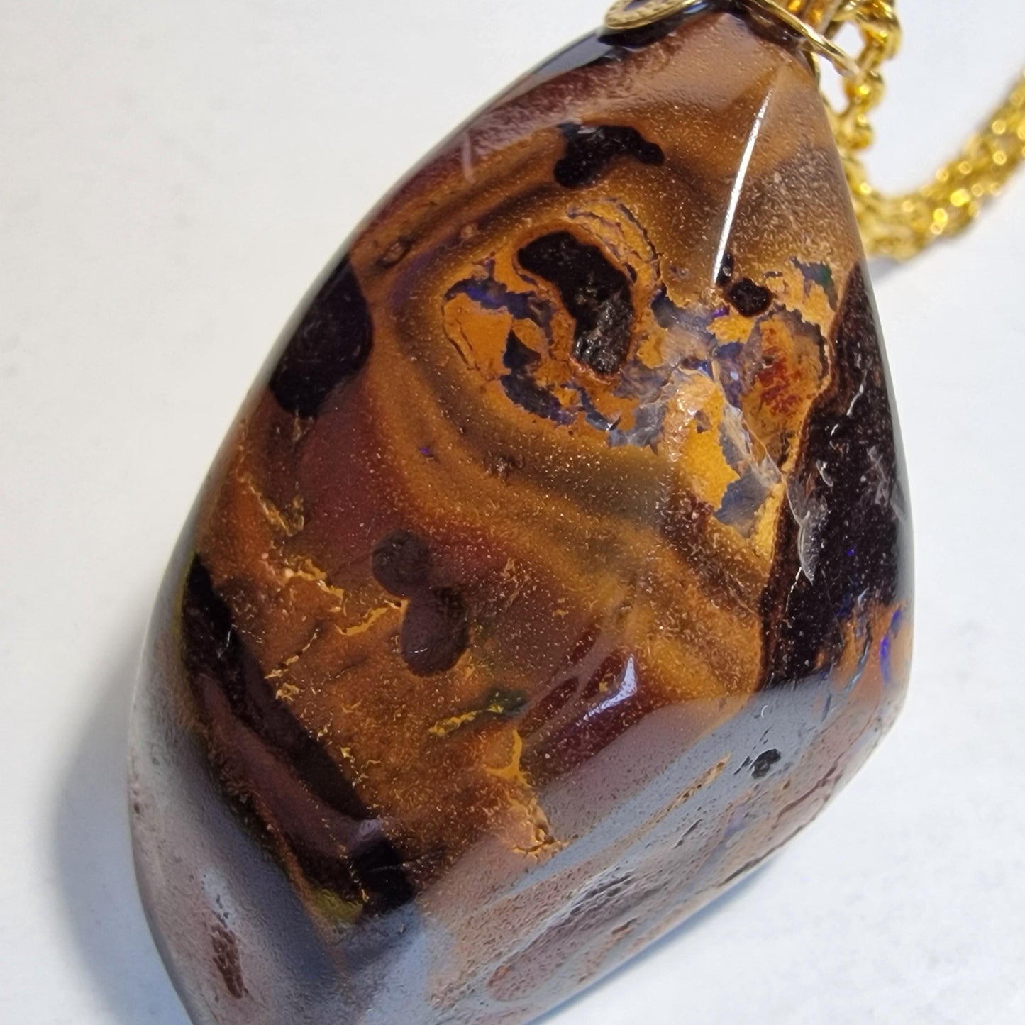 boulder opaal hanger aan ketting , real australian boulder opal, metal chain aussie