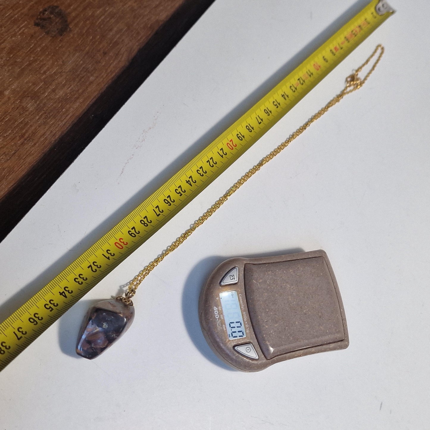 boulder opaal hanger aan ketting , real australian boulder opal, metal chain aussie