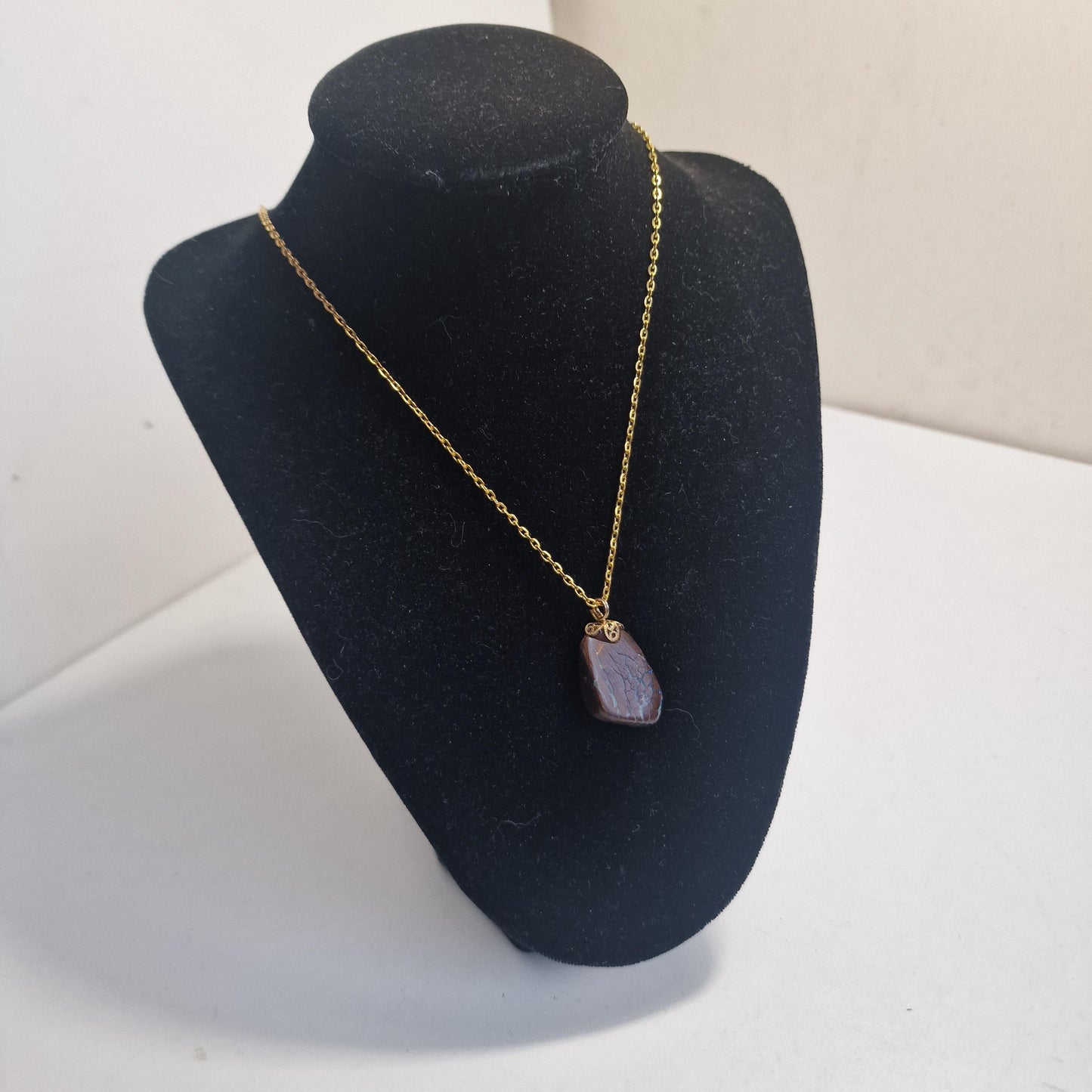 boulder opaal hanger aan ketting , real australian boulder opal, metal chain