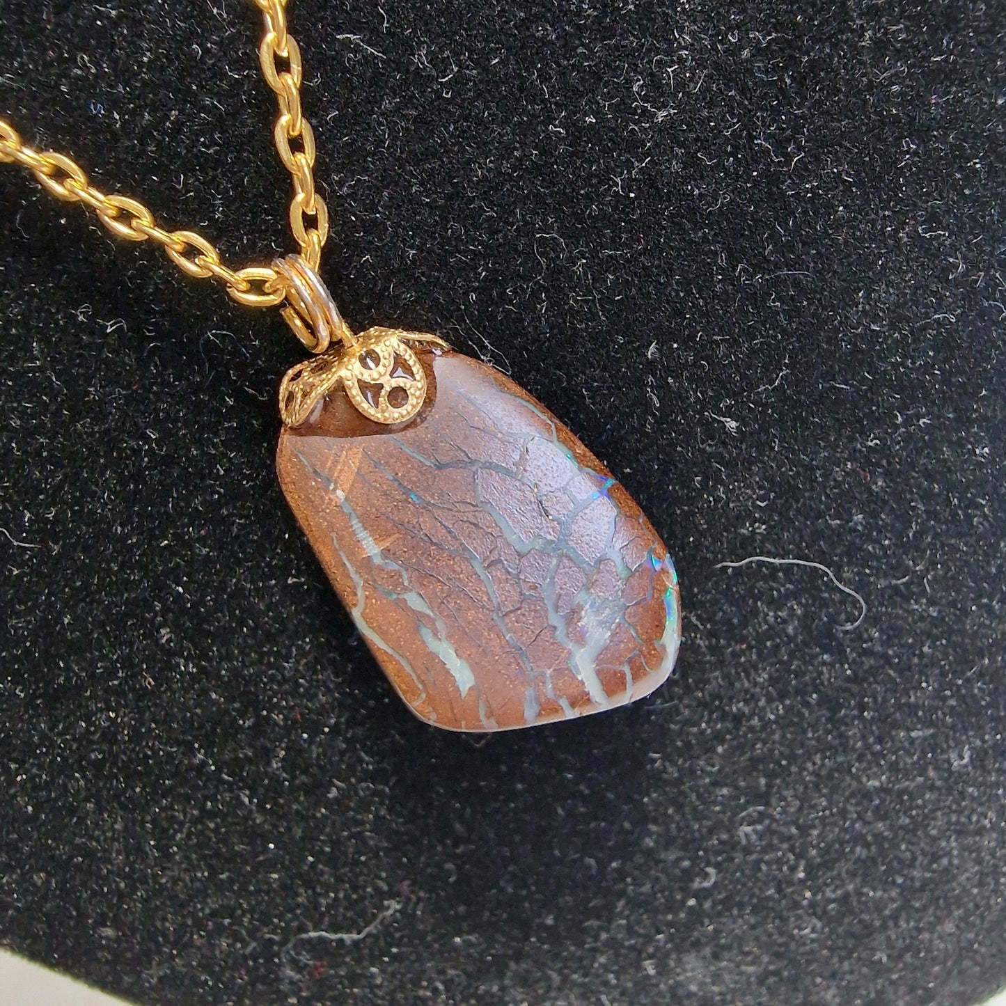 boulder opaal hanger aan ketting , real australian boulder opal, metal chain