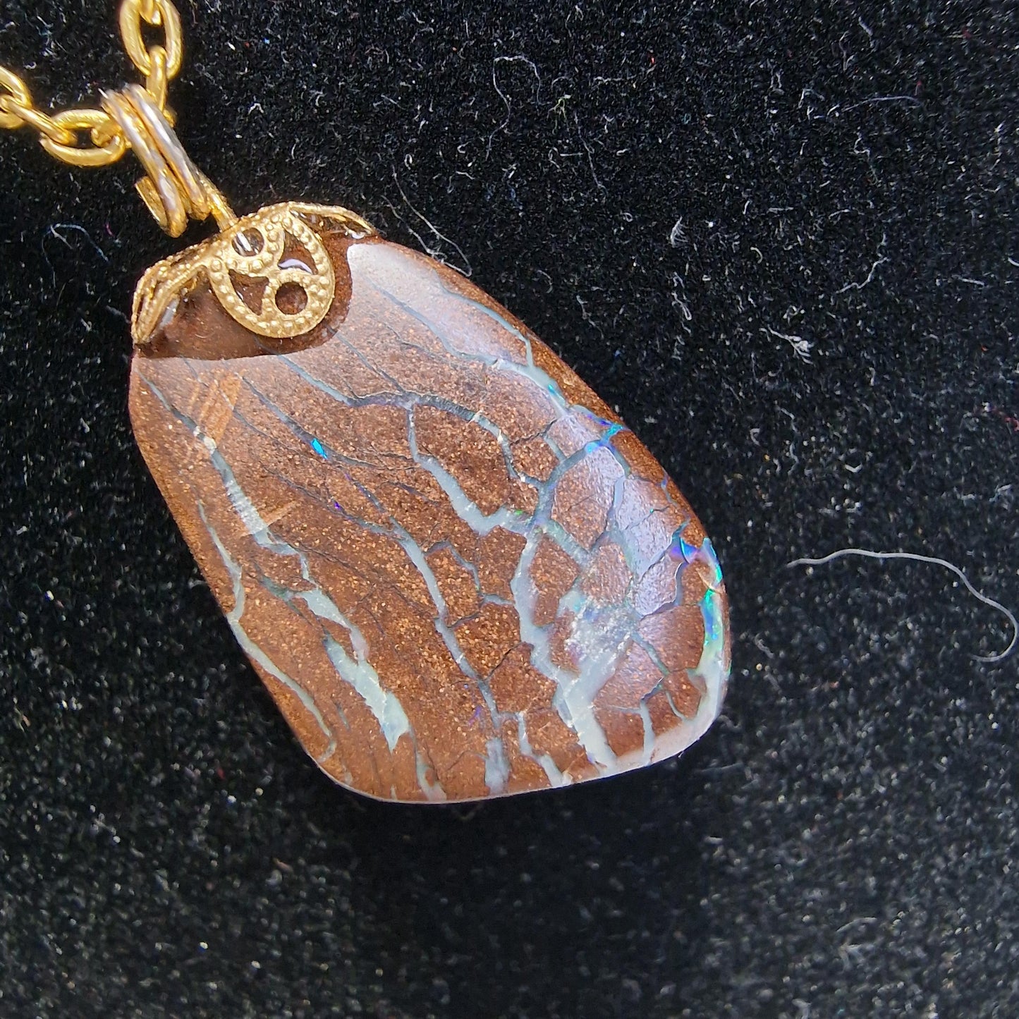 boulder opaal hanger aan ketting , real australian boulder opal, metal chain