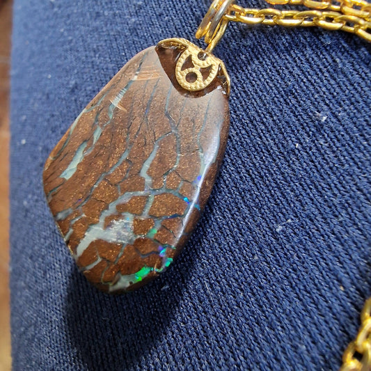 boulder opaal hanger aan ketting , real australian boulder opal, metal chain