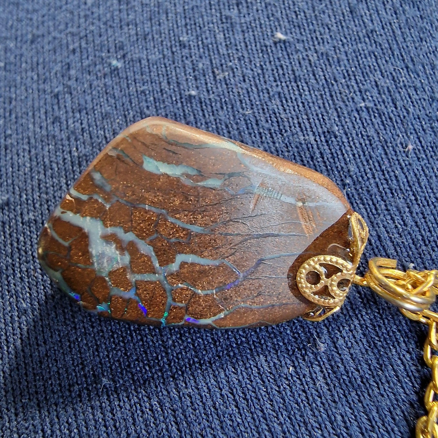 boulder opaal hanger aan ketting , real australian boulder opal, metal chain